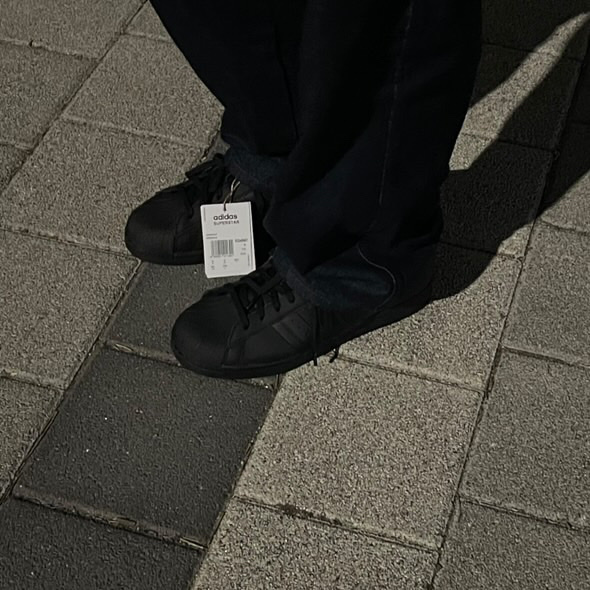 Adidas Superstar Triple Black 착용 스타일