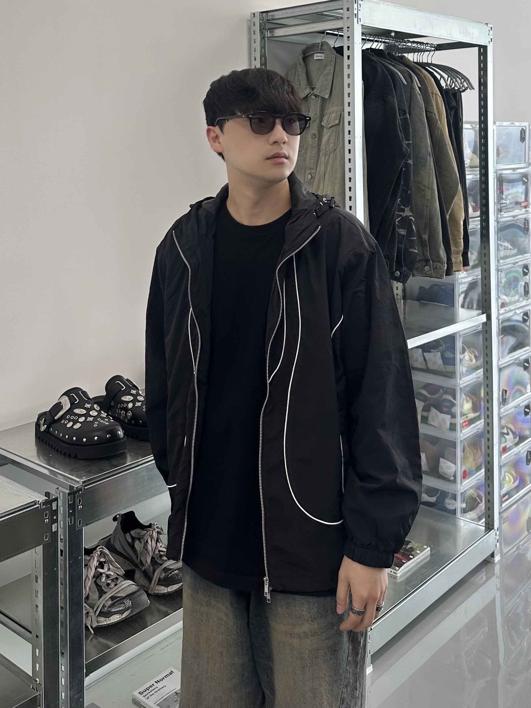 Toga Virilis AJ1066 Mules Leather Black 착용 스타일