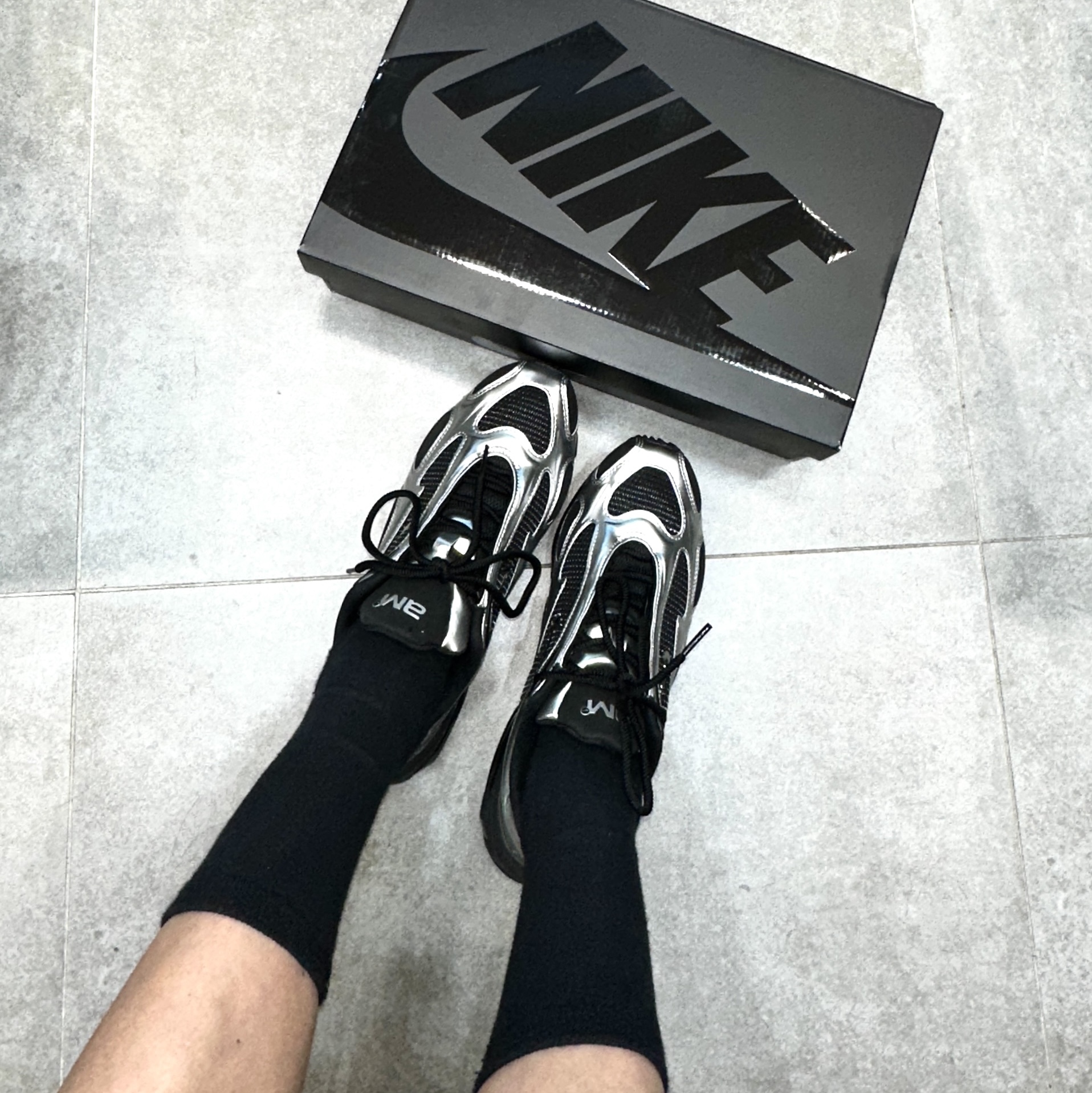 (W) Nike Air Max Muse Black and Metallic Silver 착용 스타일 - 3