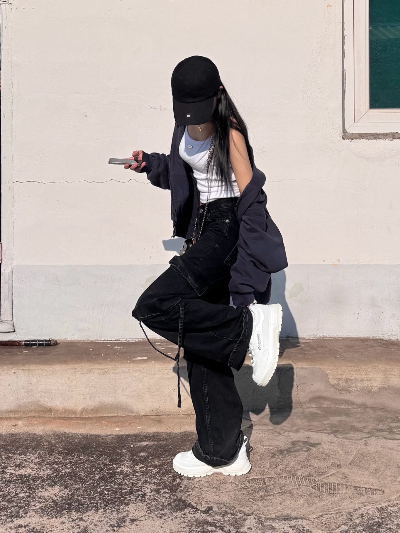 Yeezy Gap Engineered By Balenciaga Logo Cap Black, Yeezy YZY Zip-Up Hoodie Navy 착용 스타일 - 3