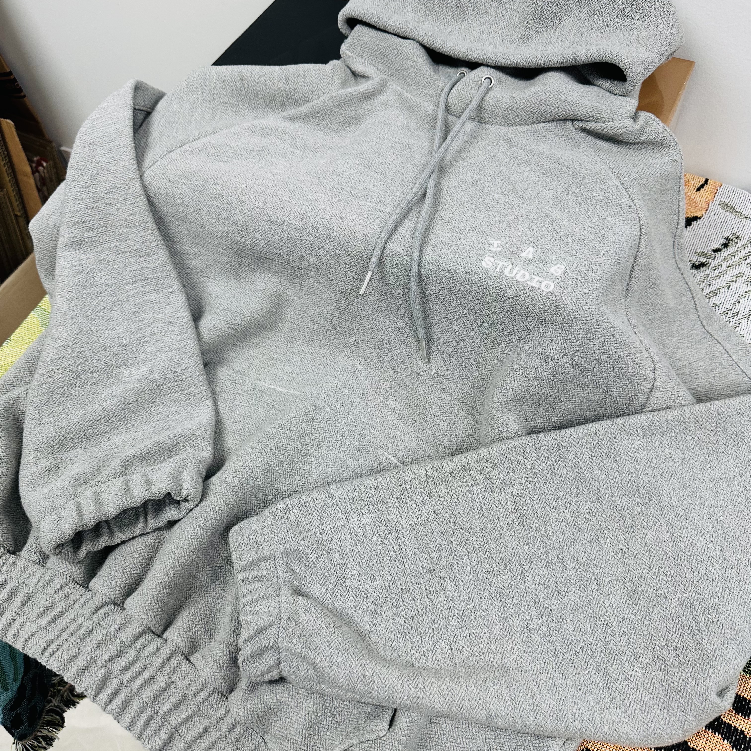 IAB Studio Herringbone Hoodie Gray White 착용 스타일