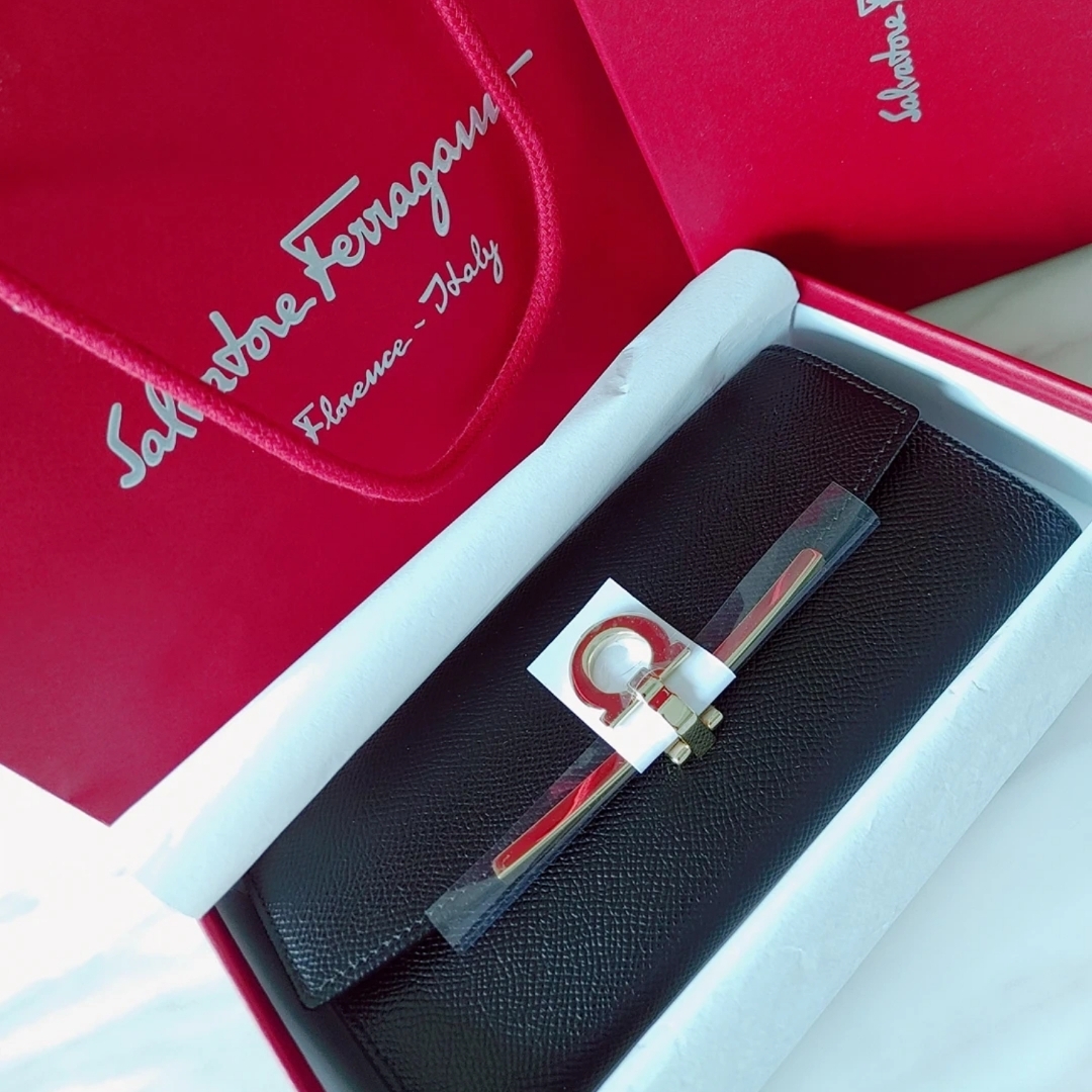 Ferragamo Gancini Continental Wallet Black 착용 스타일 - 1