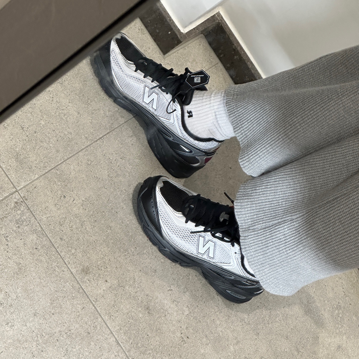 New Balance 509 Black Gray 착용 스타일 - 2
