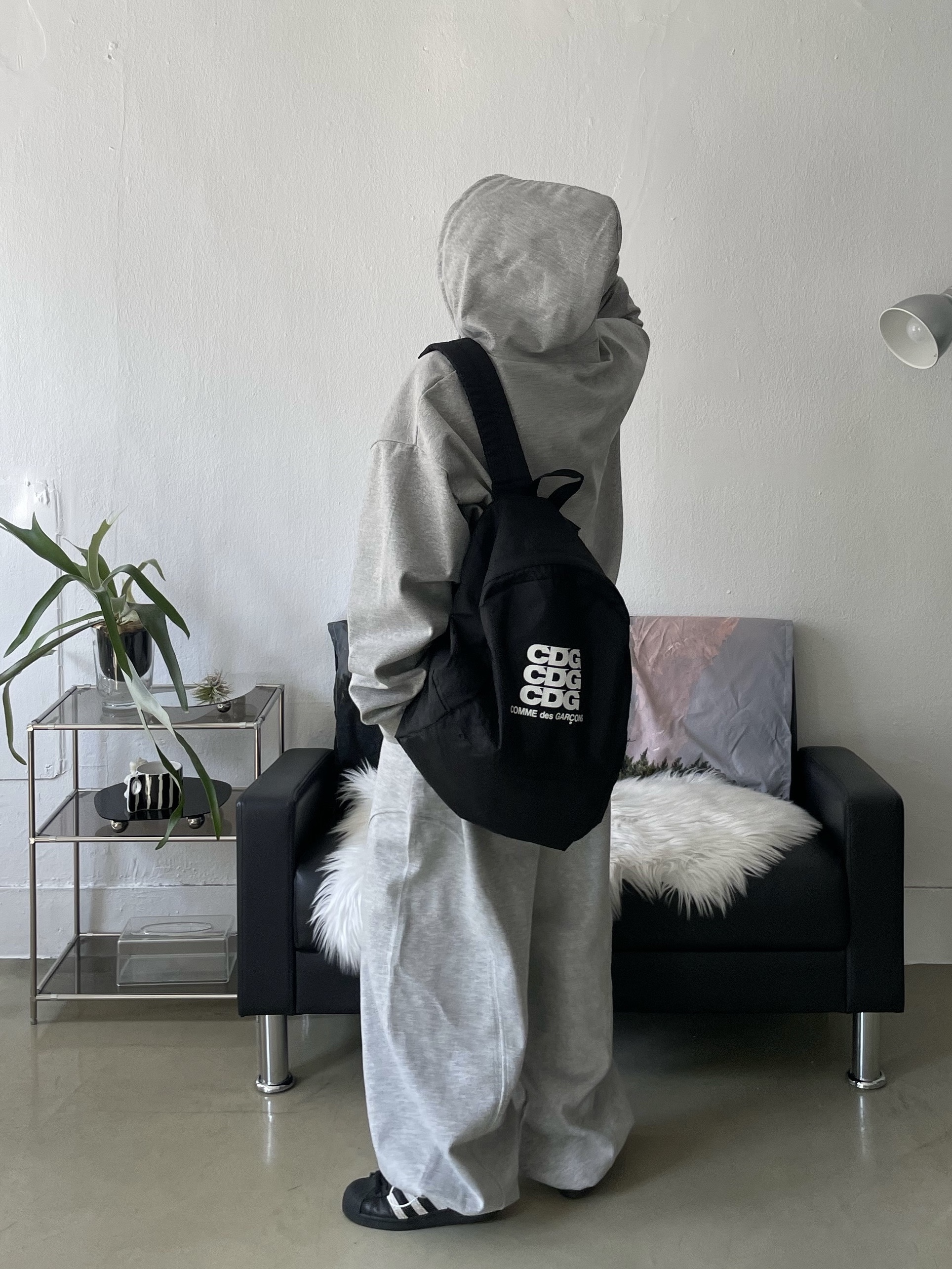 Adidas Superstar Core Black White, CDG Backpack Black 착용 스타일 - 5