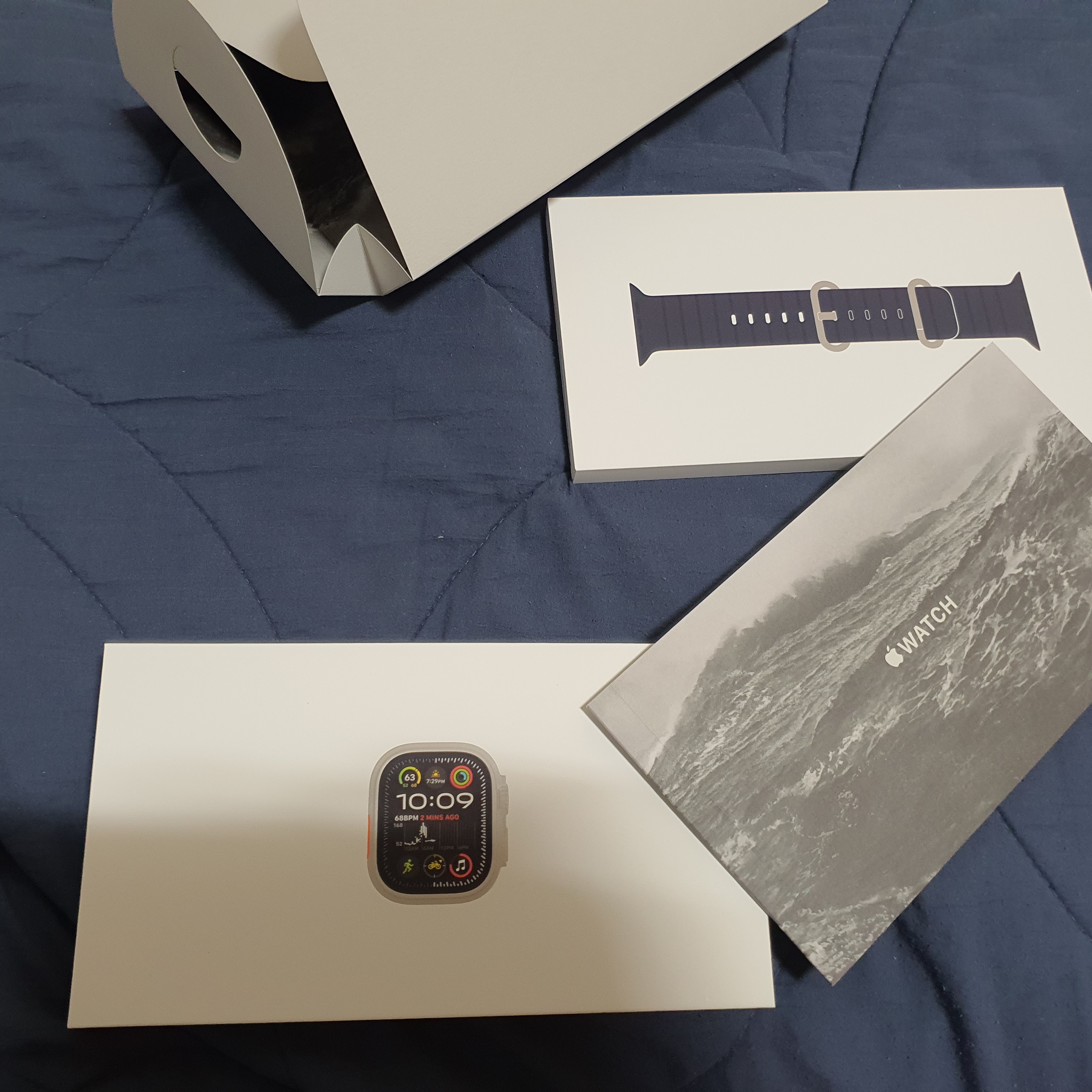 Apple Watch Ultra 2 49mm Titanium Case with Ocean Band Blue (Korean Ver.) 착용 스타일 - 2