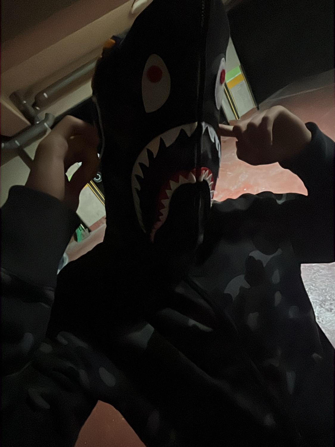 BAPE Color Camo Shark Full Zip Hoodie Black, BAPE 1st Camo Shark Full Zip Hoodie Yellow 착용 스타일 - 1