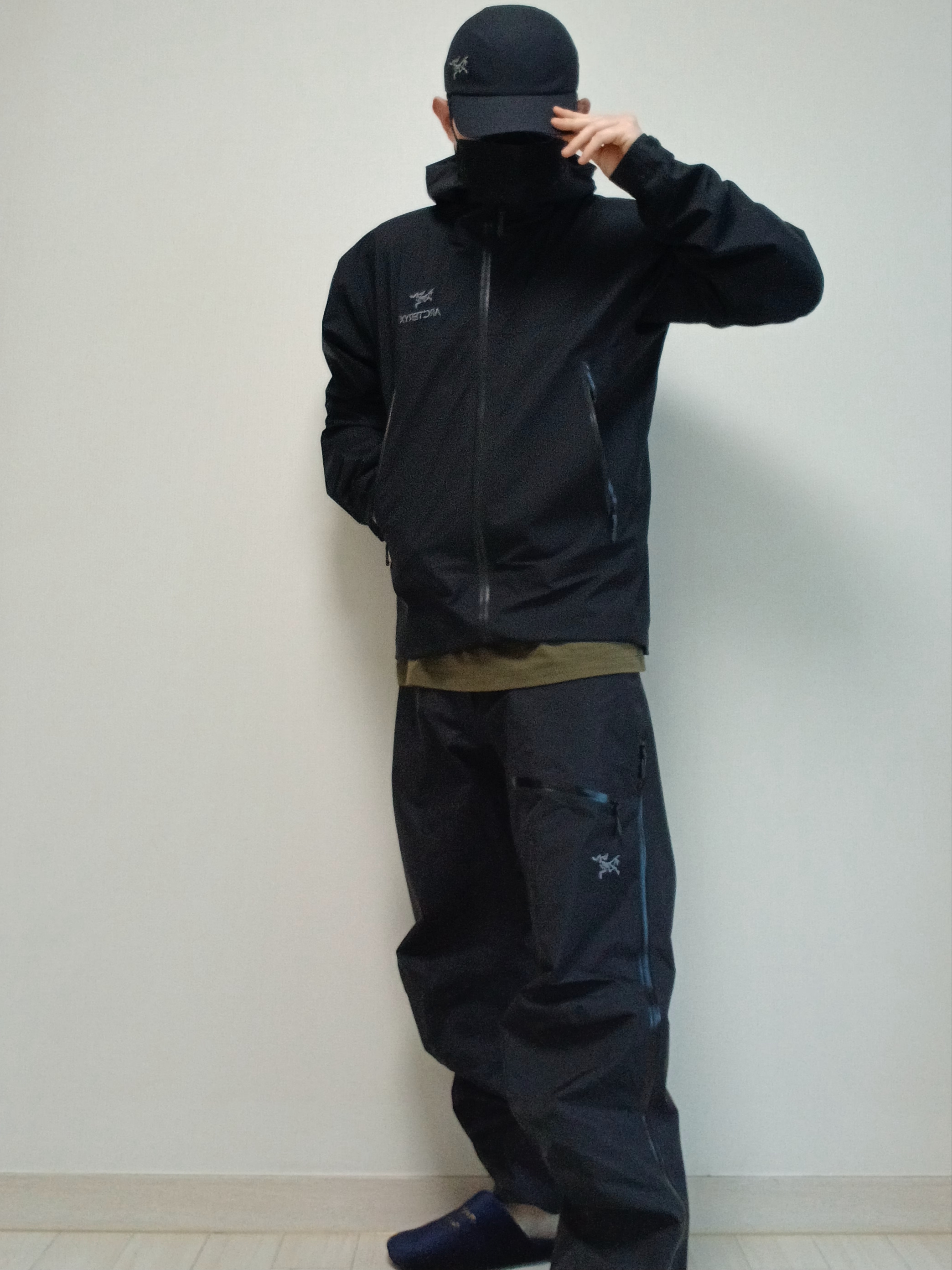 Arc'teryx Calvus Cap Black, Arc'teryx Beta Jacket Black 착용 스타일 - 1