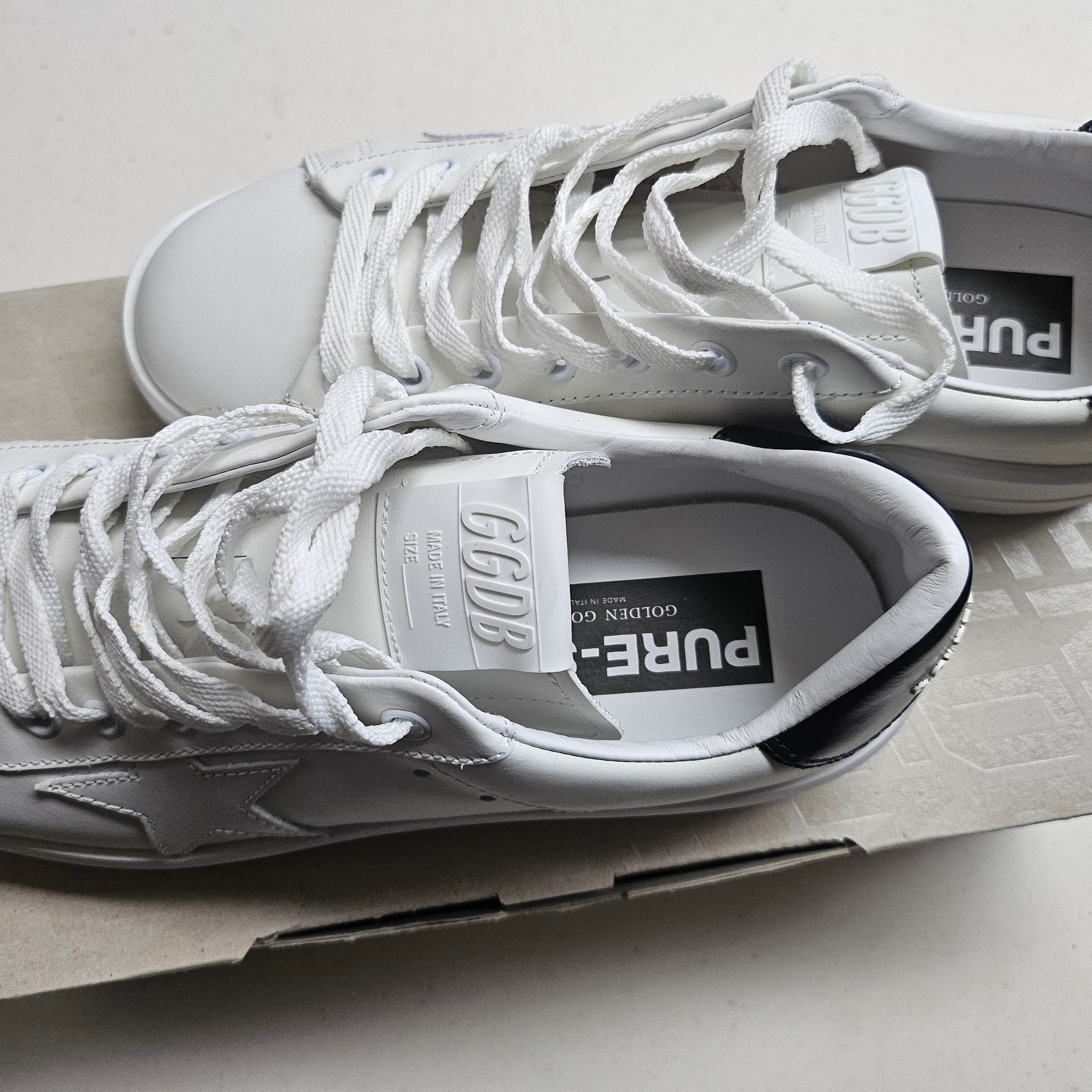 Golden Goose Purestar White Blue Shiny Leather Heel Tab Sneakers 착용 스타일 - 1