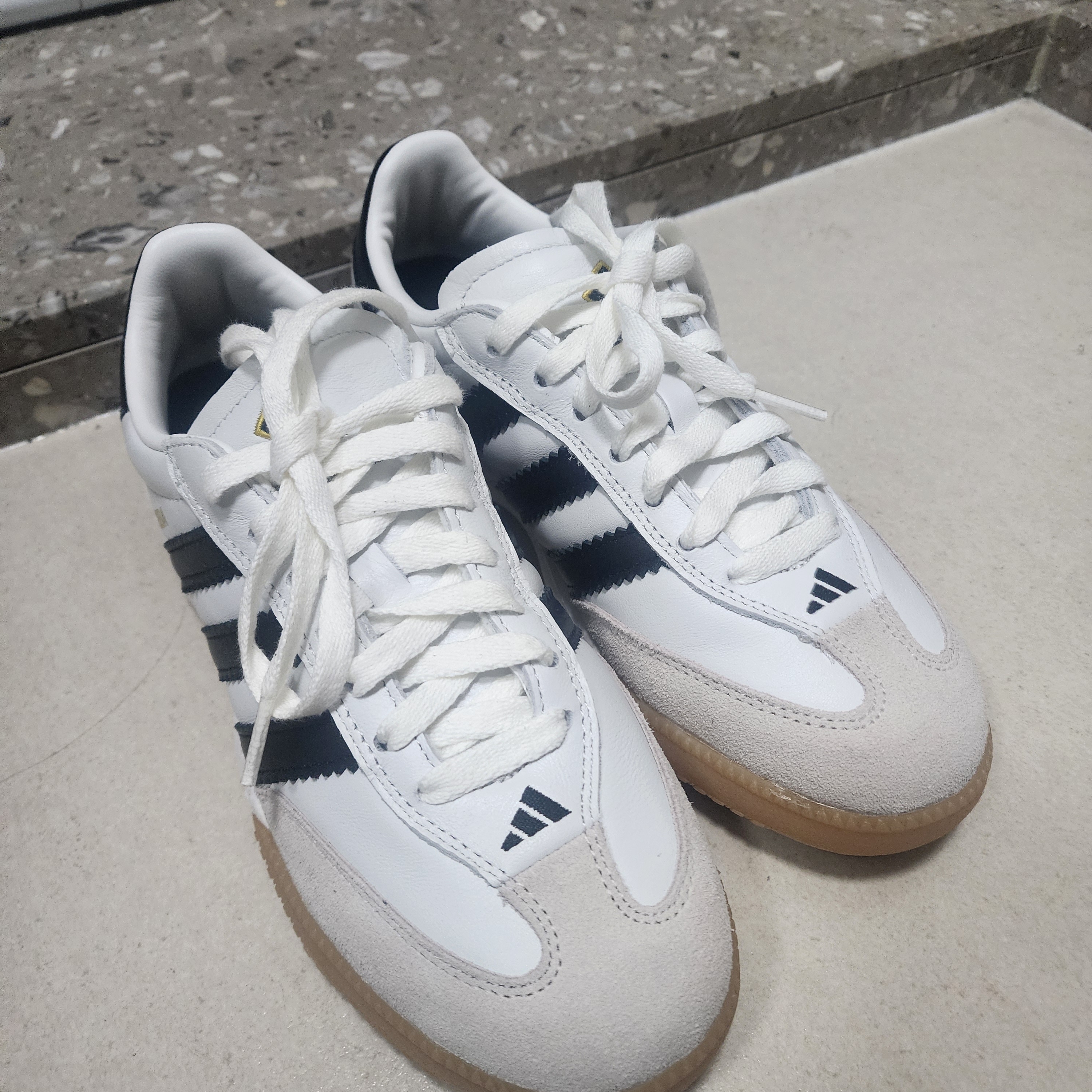Adidas Samba Millennium Cloud White Core Black 착용 스타일