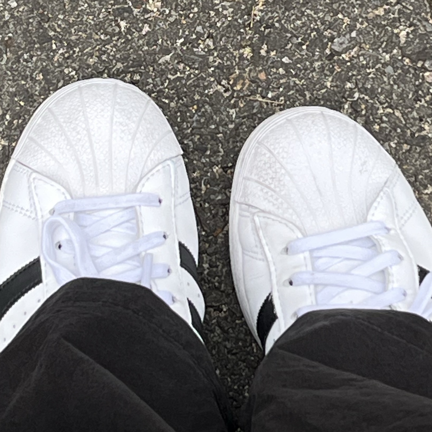 Adidas Superstar White Black 착용 스타일