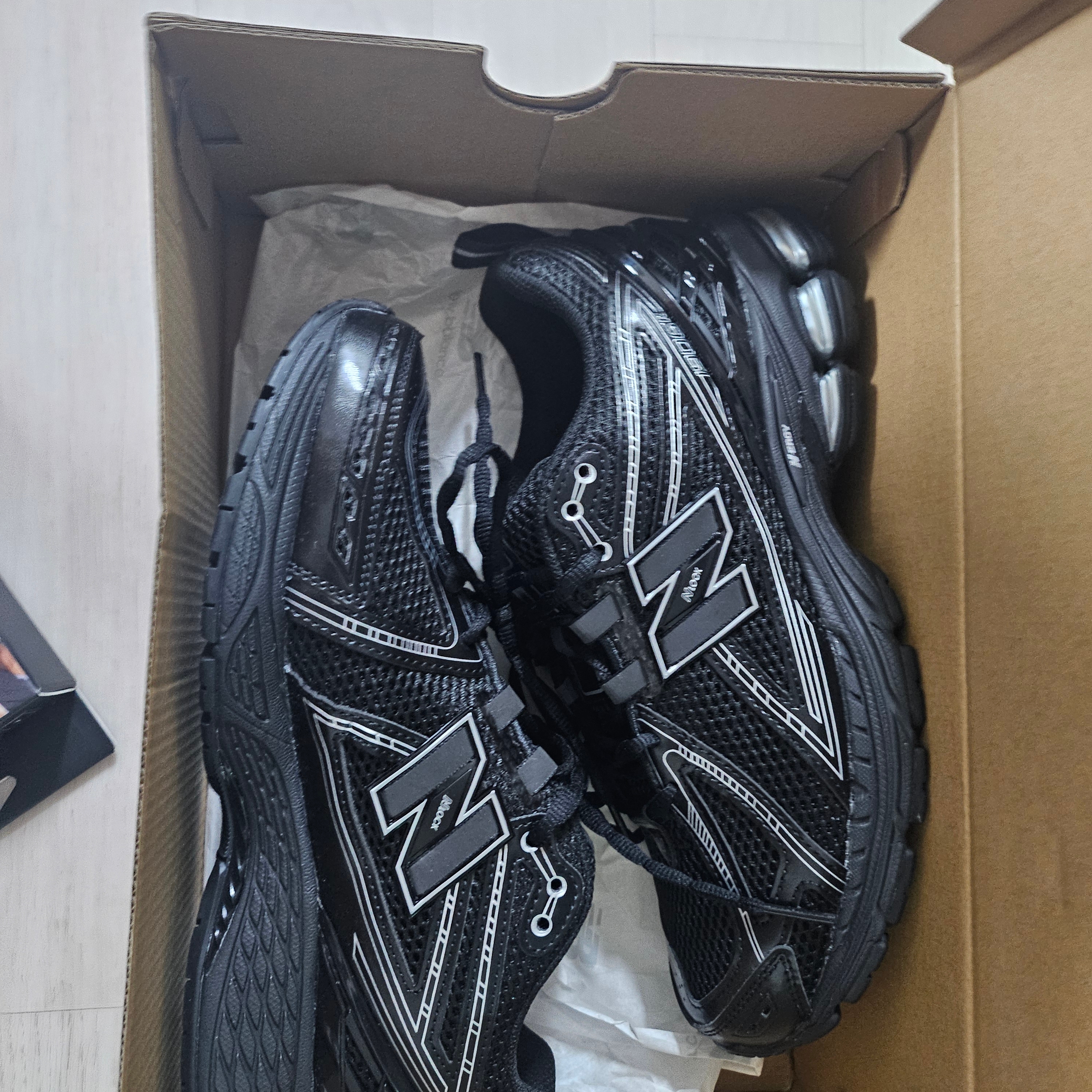 New Balance 1906R Black Silver Metallic 착용 스타일