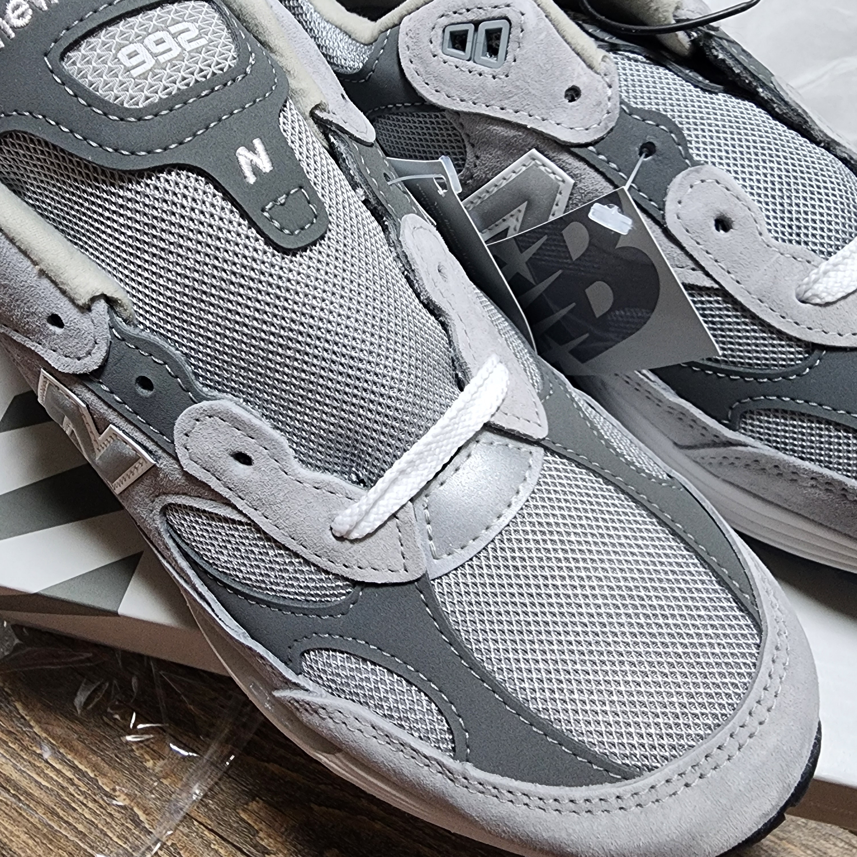 New Balance 992 Made in USA Core Grey Silver Metallic 착용 스타일