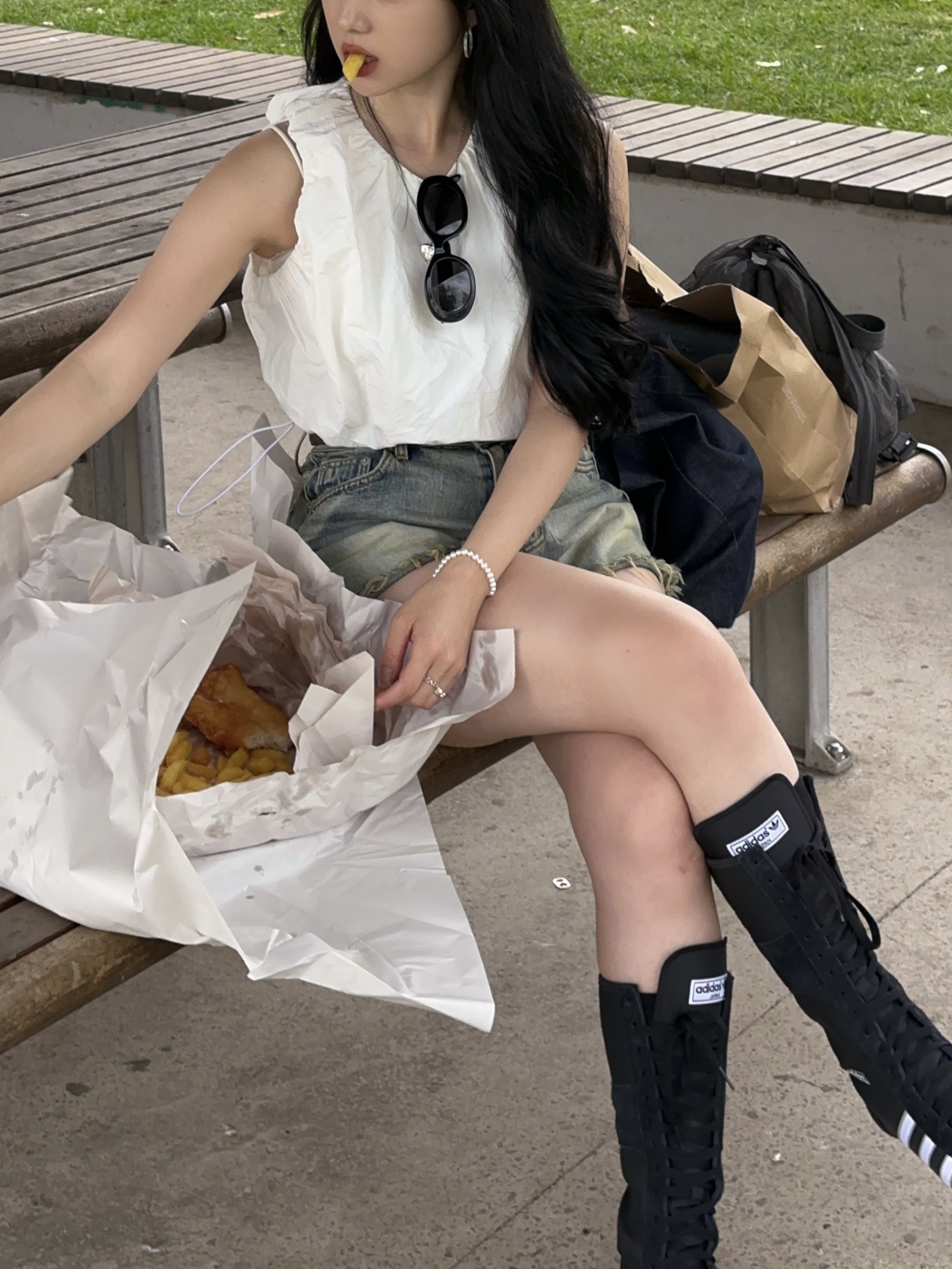 (W) Adidas Japan VH Core Black Cloud White, (W) Celine Triomphe 01 Sunglasses in Acetate Black 착용 스타일 - 2