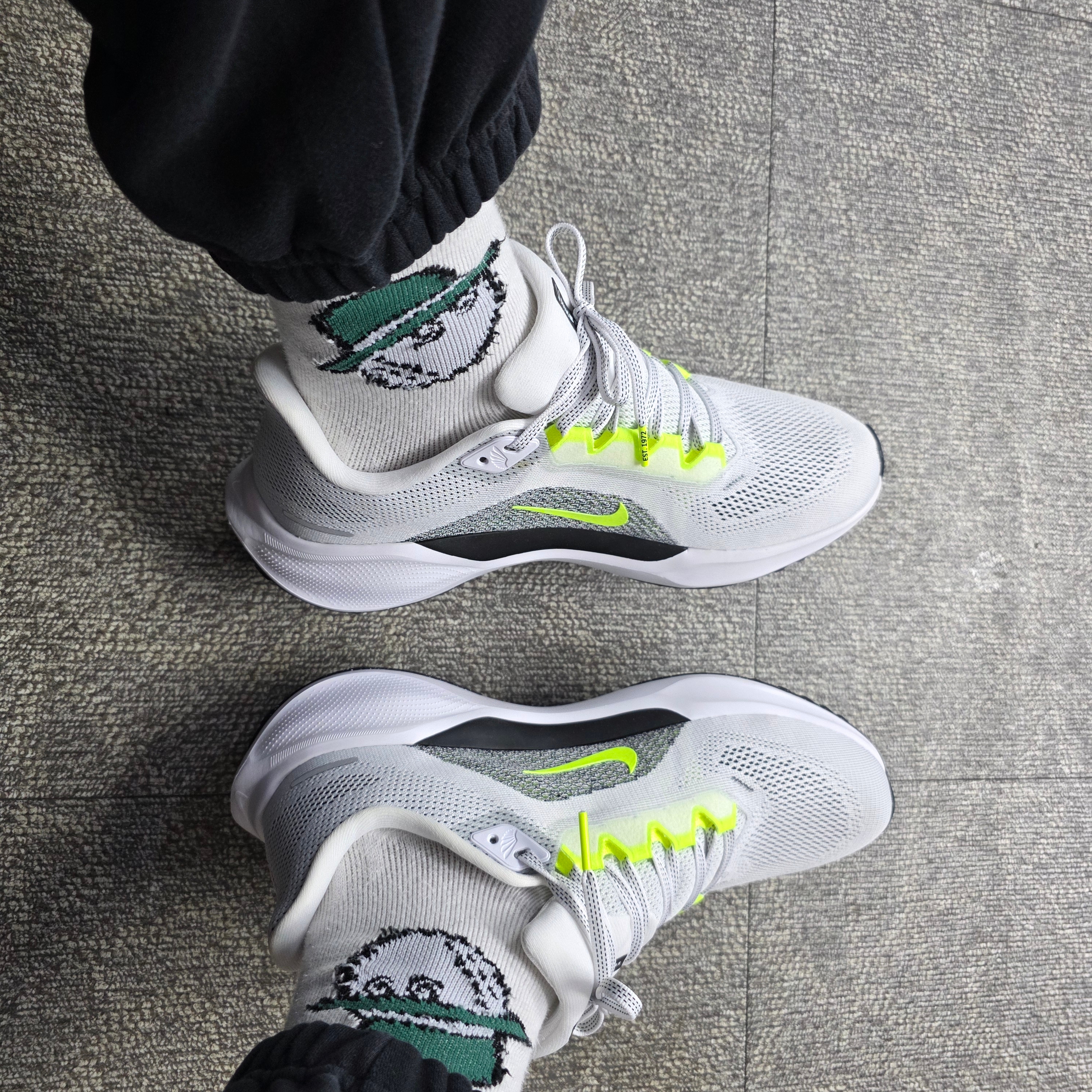 Nike Air Zoom Pegasus 41 White Black Volt 착용 스타일 - 2