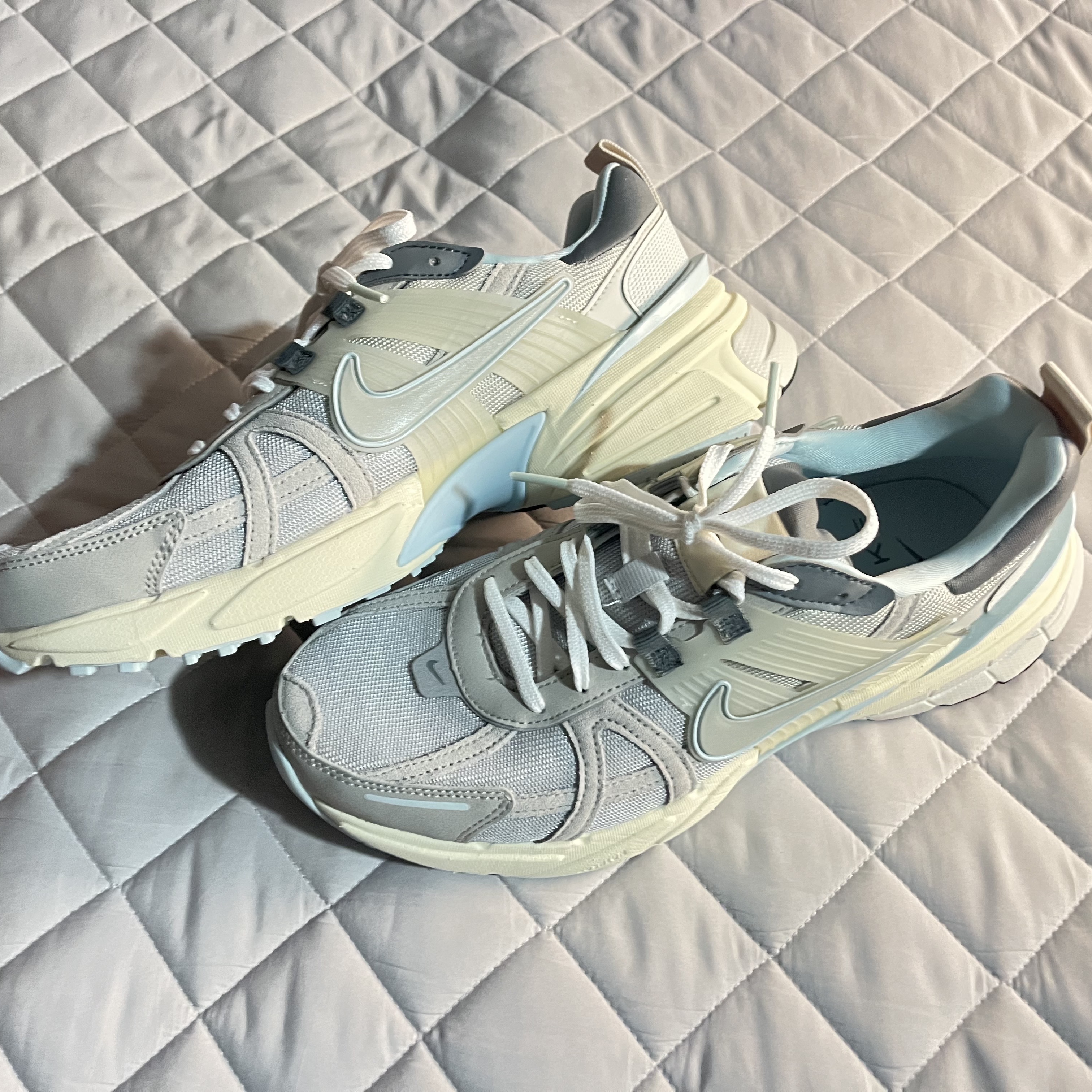 Nike V2K Run Light Bone Metallic Platinum 착용 스타일