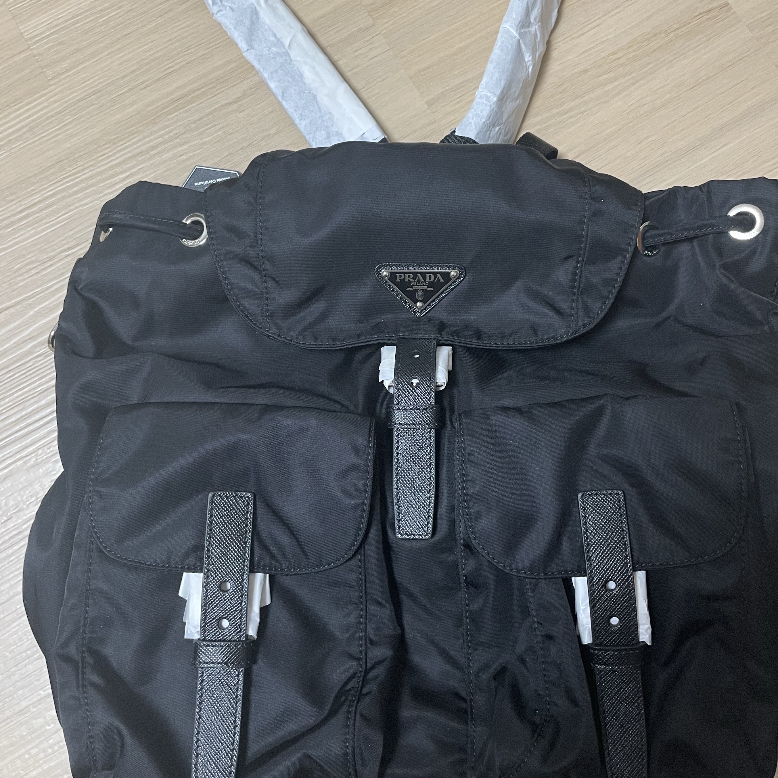Prada Re-Nylon Medium Backpack Black 착용 스타일 - 3