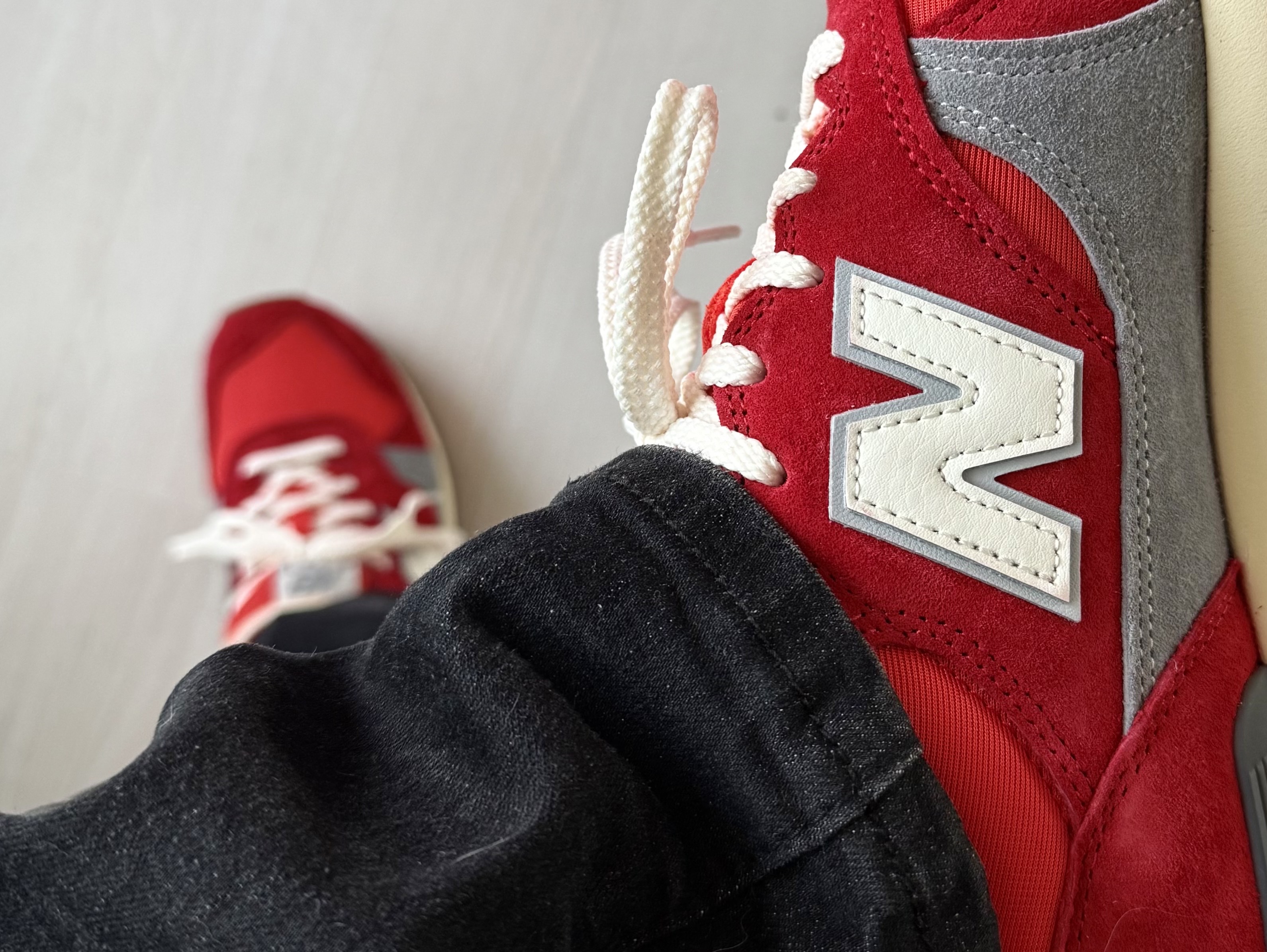New Balance 475 Team Red Neo Flame 착용 스타일