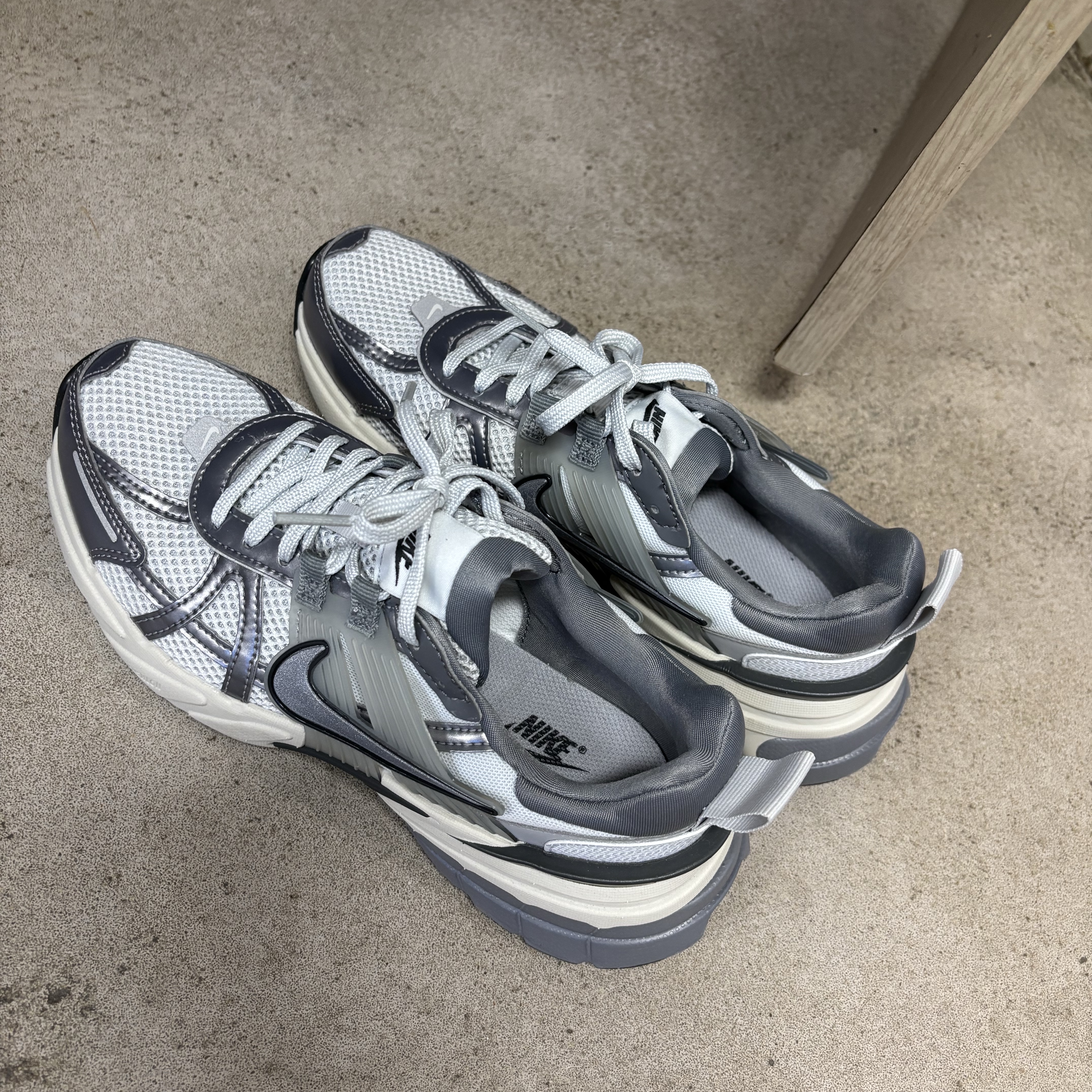 Nike V2K Run Pure Platinum Wolf Grey 착용 스타일