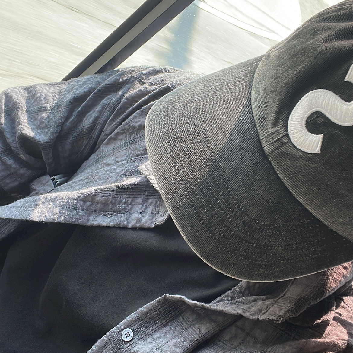 Supreme Pigment Print S Logo 6-Panel Black - 23FW 착용 스타일 - 1