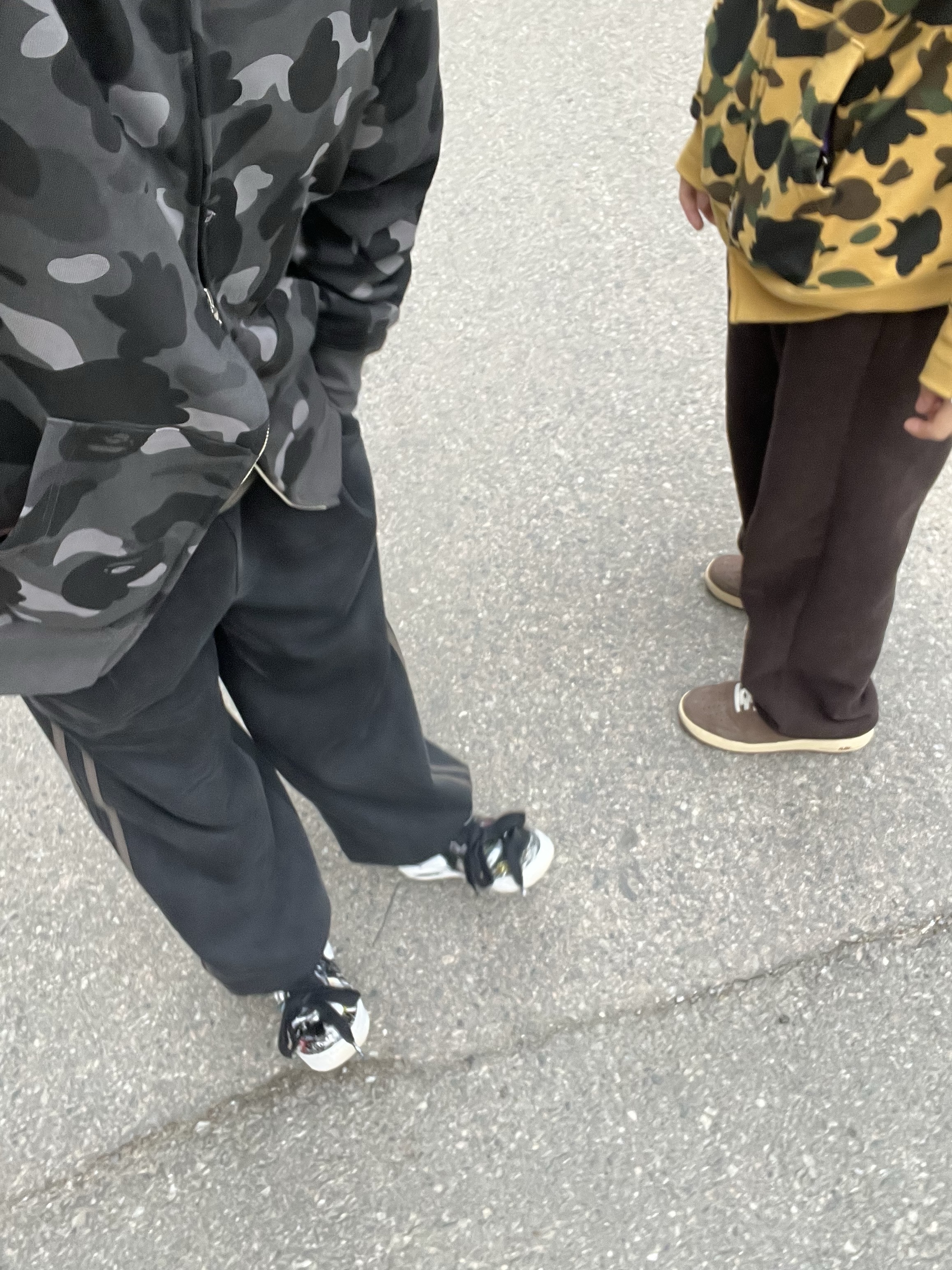 BAPE Color Camo Shark Full Zip Hoodie Black, BAPE 1st Camo Shark Full Zip Hoodie Yellow 착용 스타일 - 3