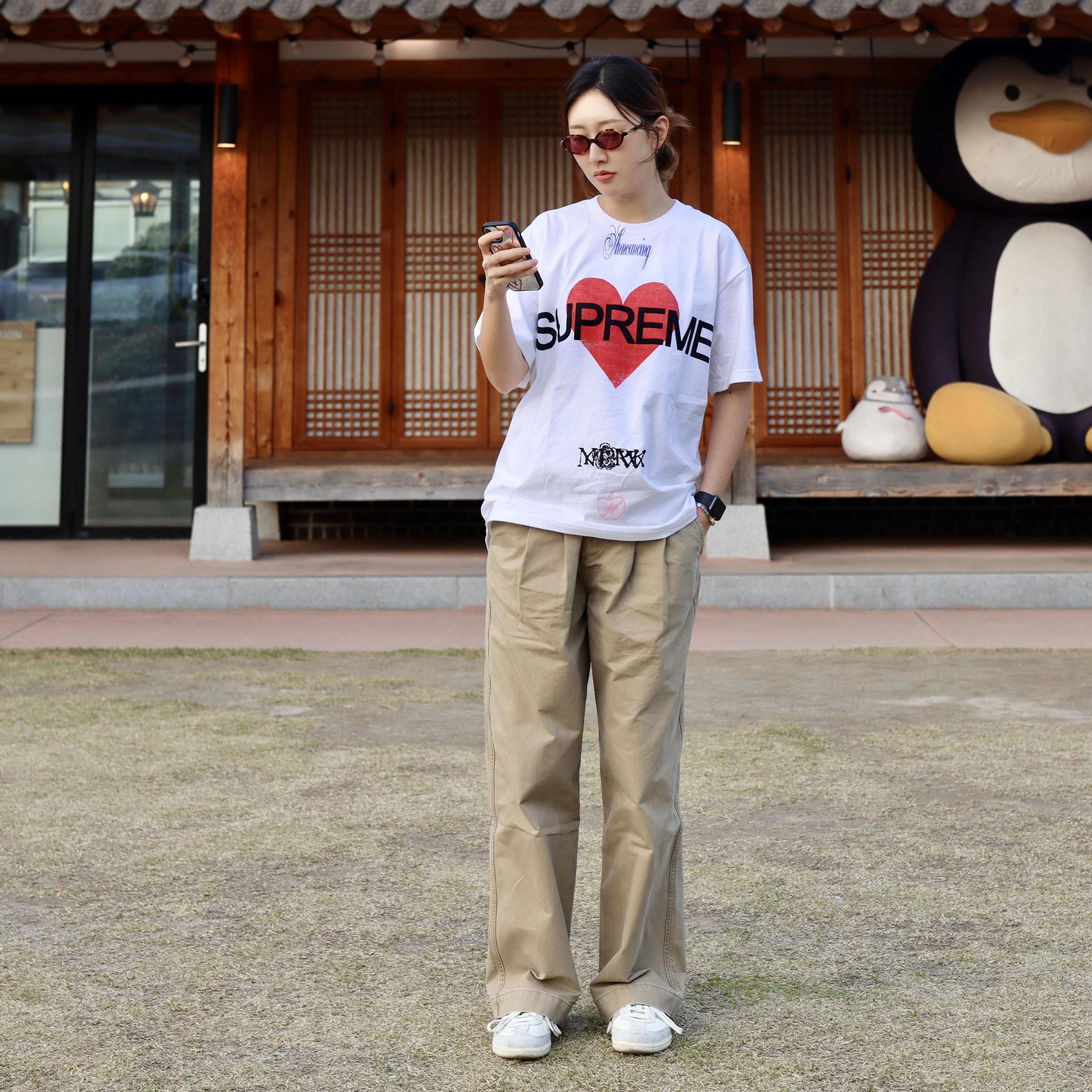 (W) Miu Miu Regard sunglasses Amaranth Lenses Honey Tortoiseshell Acetate Alternative fit, Supreme Announcing T-Shirt White - 25SS 착용 스타일 - 1