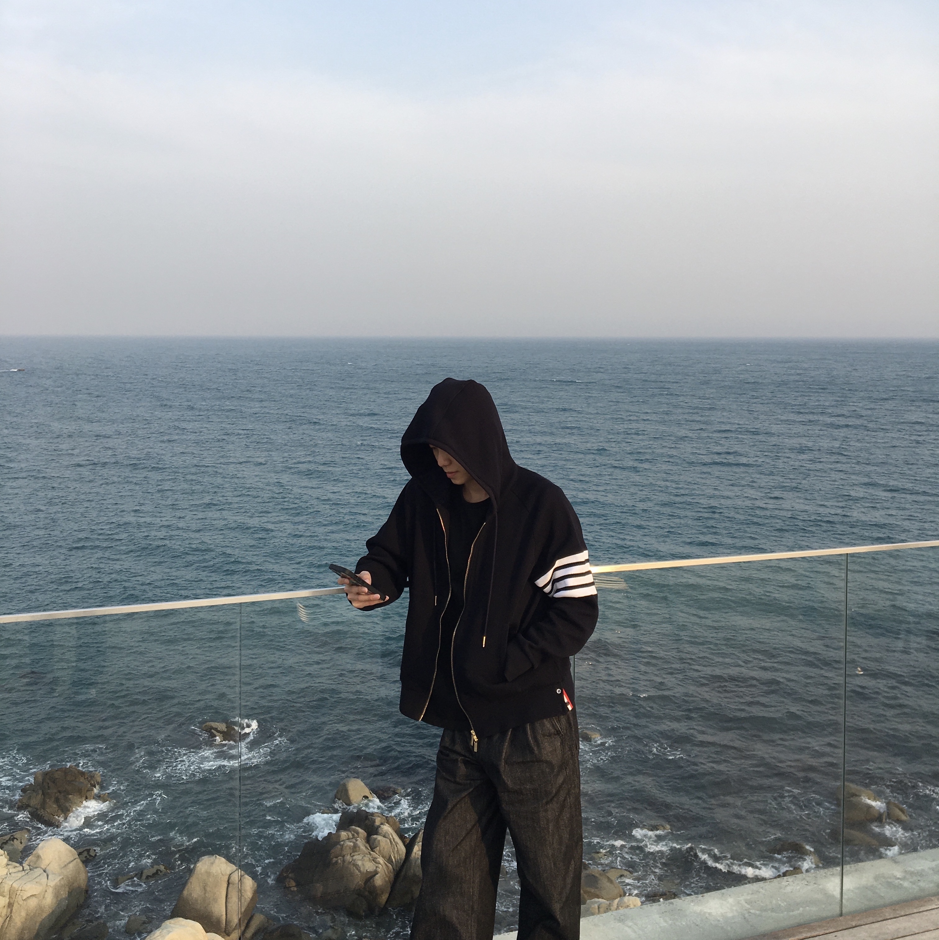 Thom Browne Cashmere Wool Waffle 4-Bar Pullover Hoodie Navy 착용 스타일