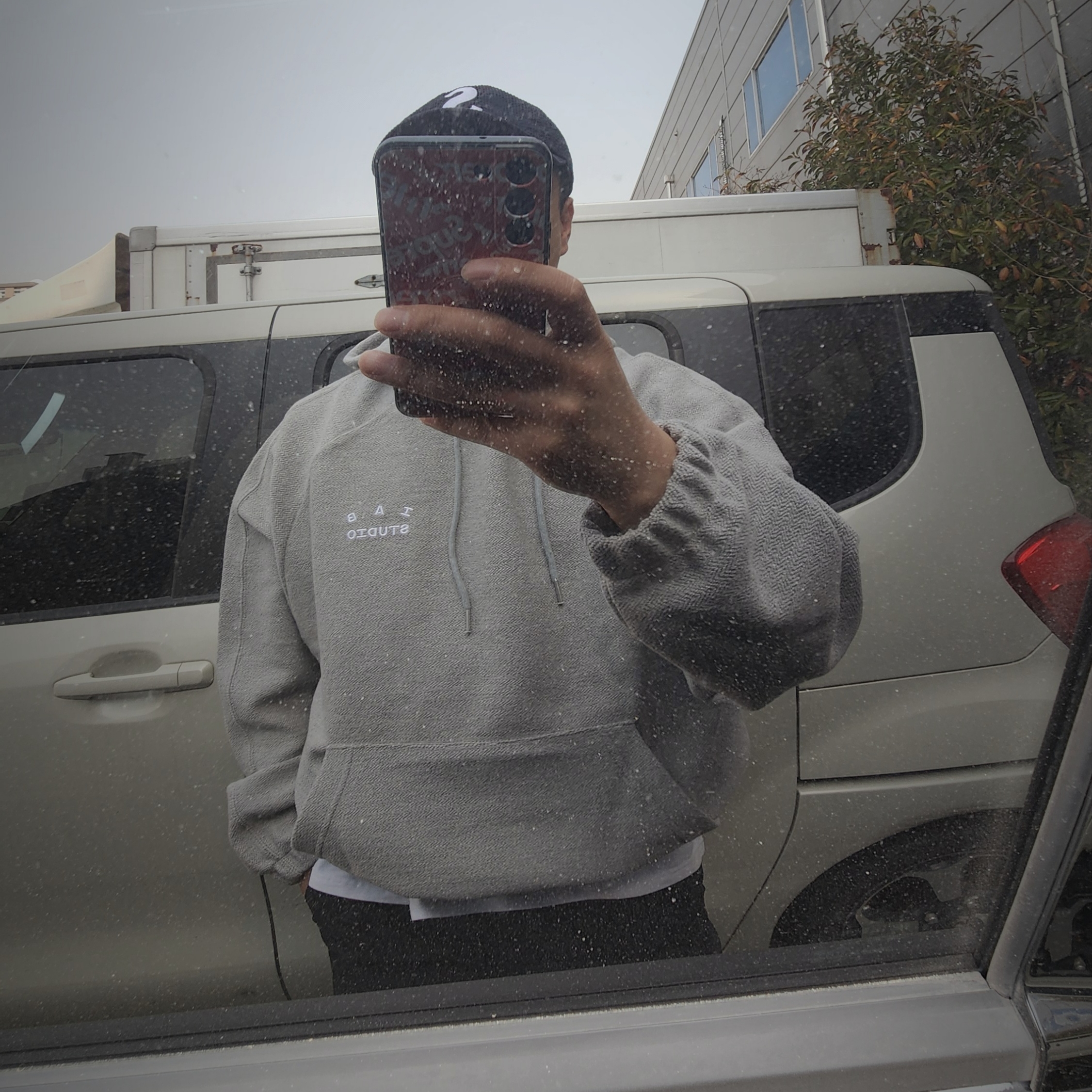 IAB Studio Herringbone Hoodie Gray White 착용 스타일