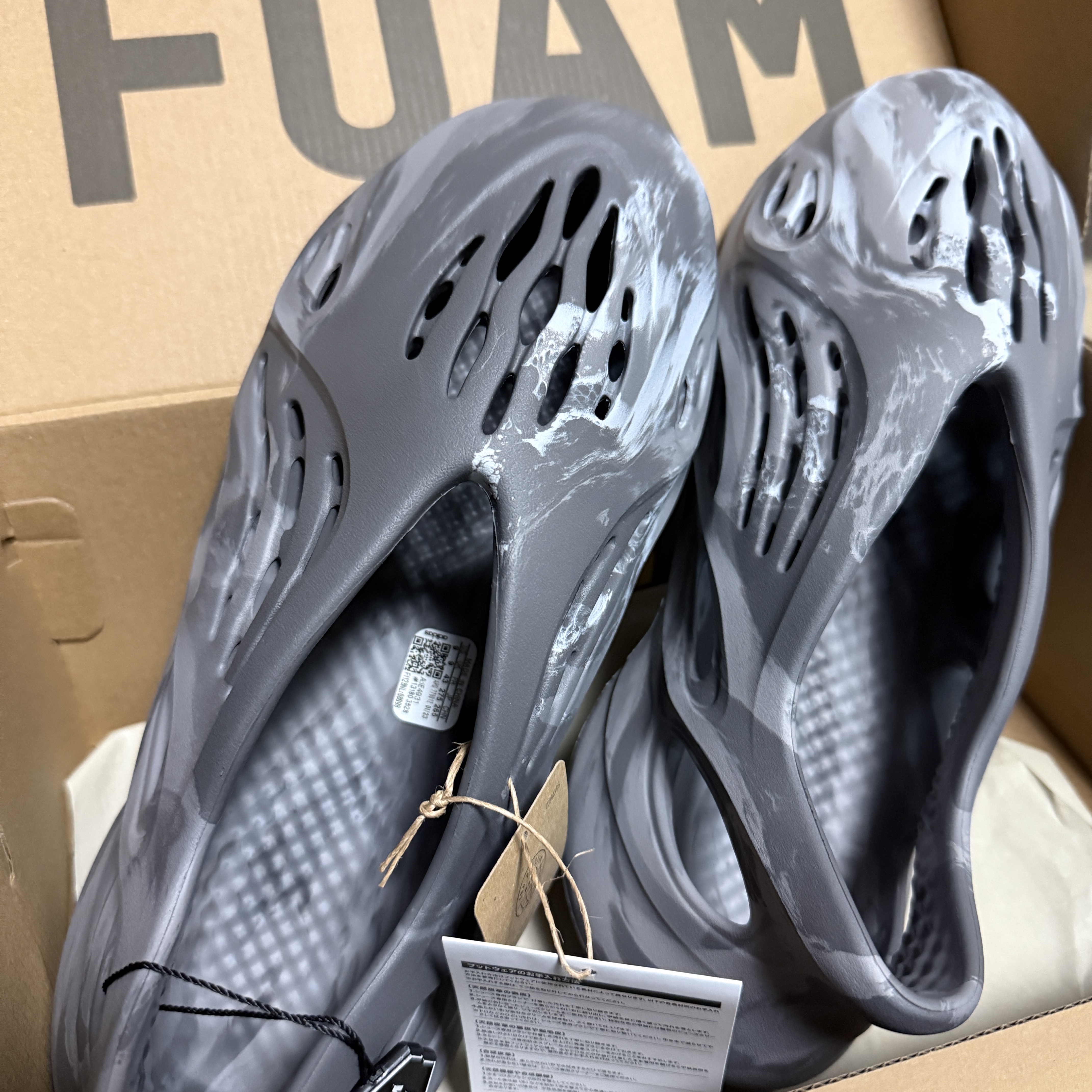 Adidas Yeezy Foam RNNR MX Granite 착용 스타일