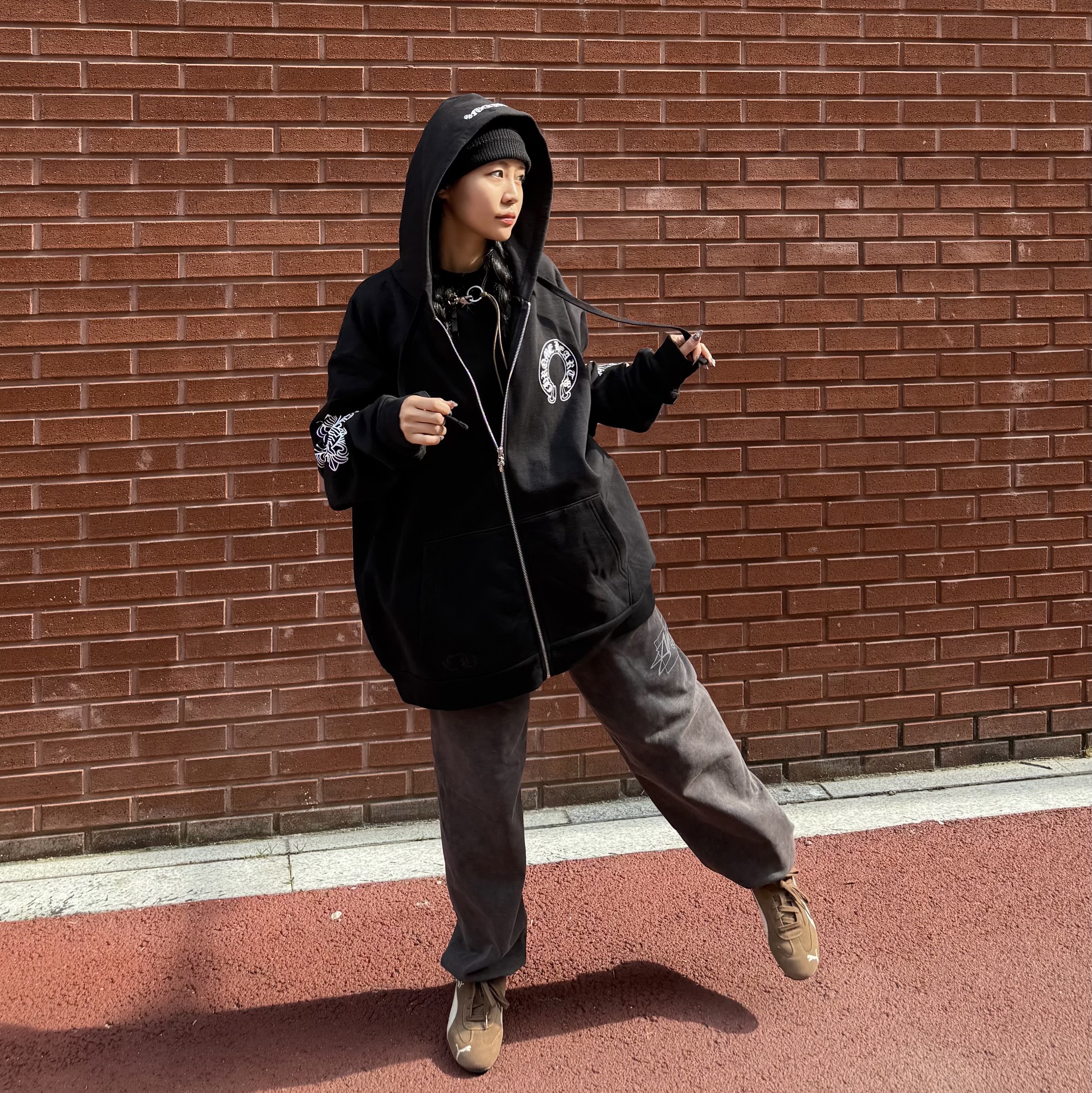 Chrome Hearts Horseshoe Floral Fuck You Logo Fleece Zip-Up Hoodie Black, Diesel K-Coder-Fully B Ribbed Beanie with D Embroidery Black 착용 스타일 - 1
