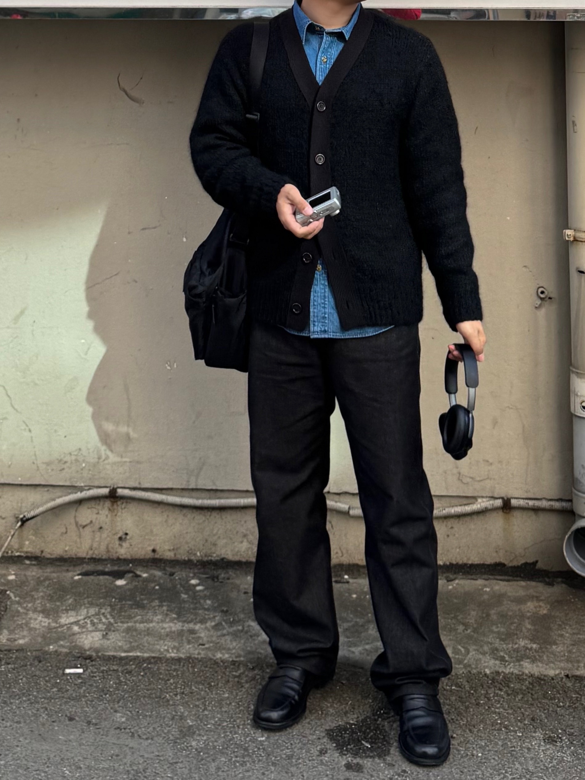 Amomento Grandpa Cardigan Black - 24FW, Uniqlo x JW Anderson Denim Shirt Blue - KR 착용 스타일 - 4