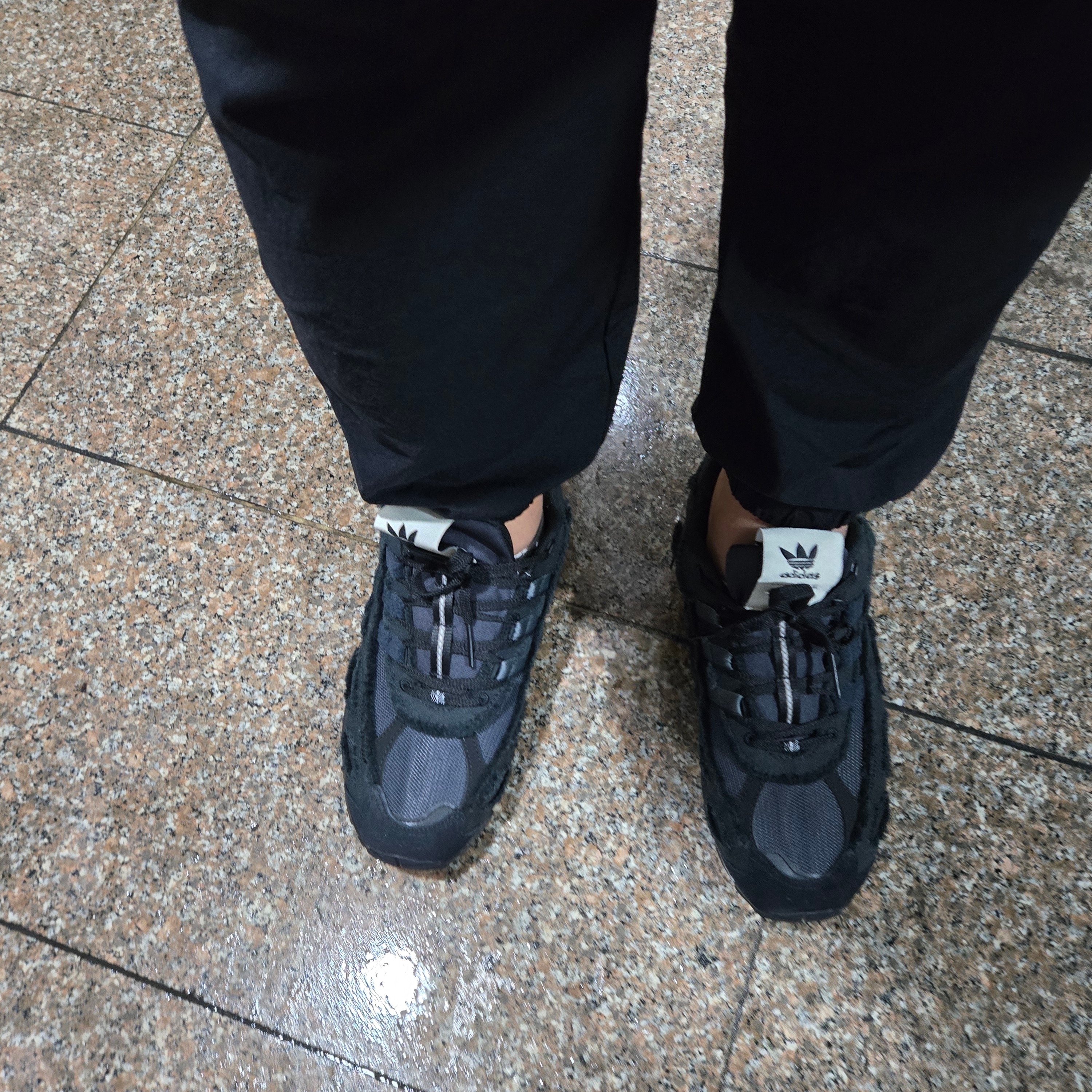 Adidas x Song for the Mute Shadowturf Core Black Night Grey, Arc'teryx Heliad 6 Crossbody Bag Black 착용 스타일 - 2