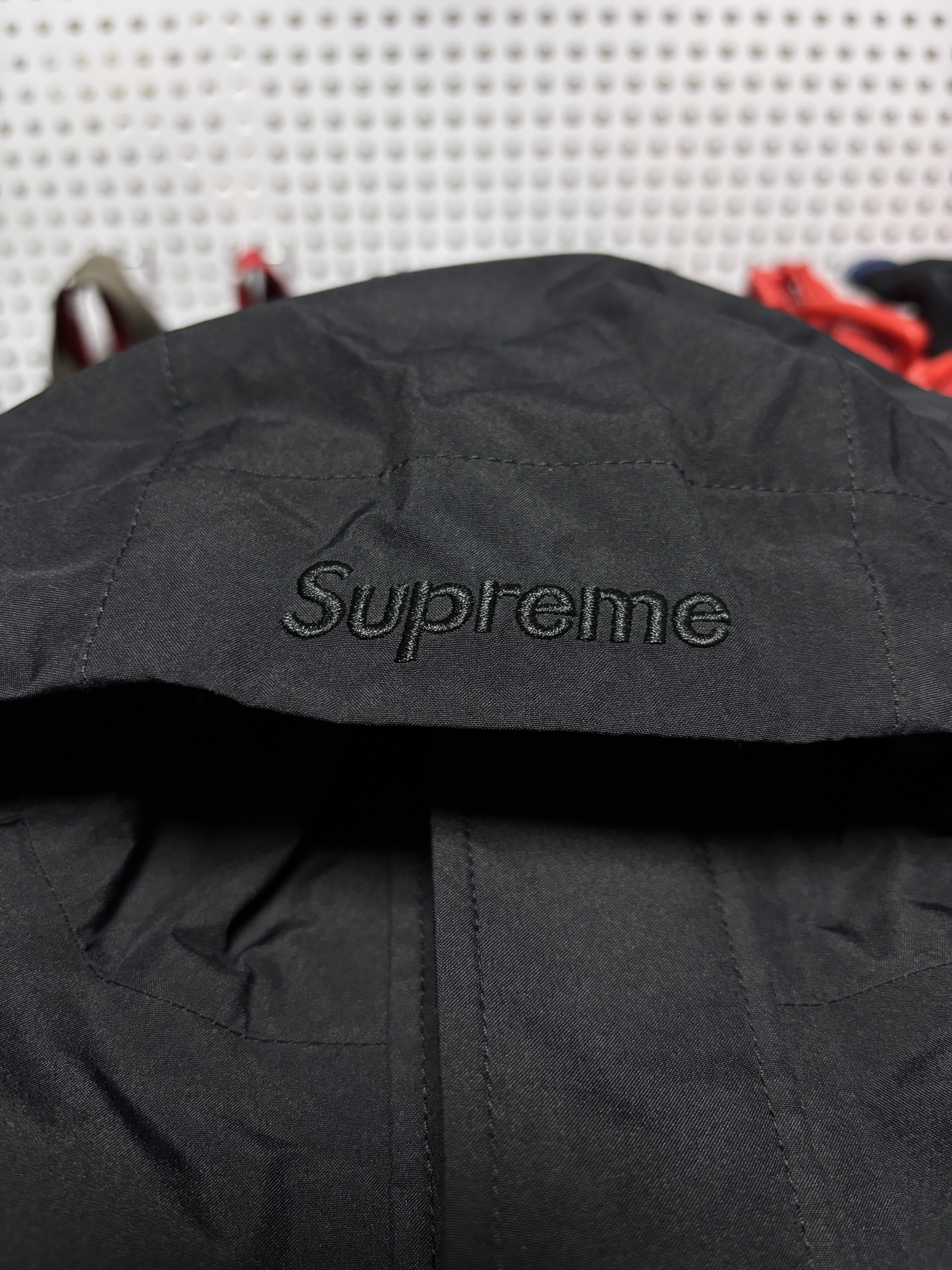 Supreme Shibori Denim Trucker Jacket Black - 23SS, Supreme 2-in-1 Gore-Tex Shell + Quilted Liner Vest Black - 25SS 착용 스타일 - 5