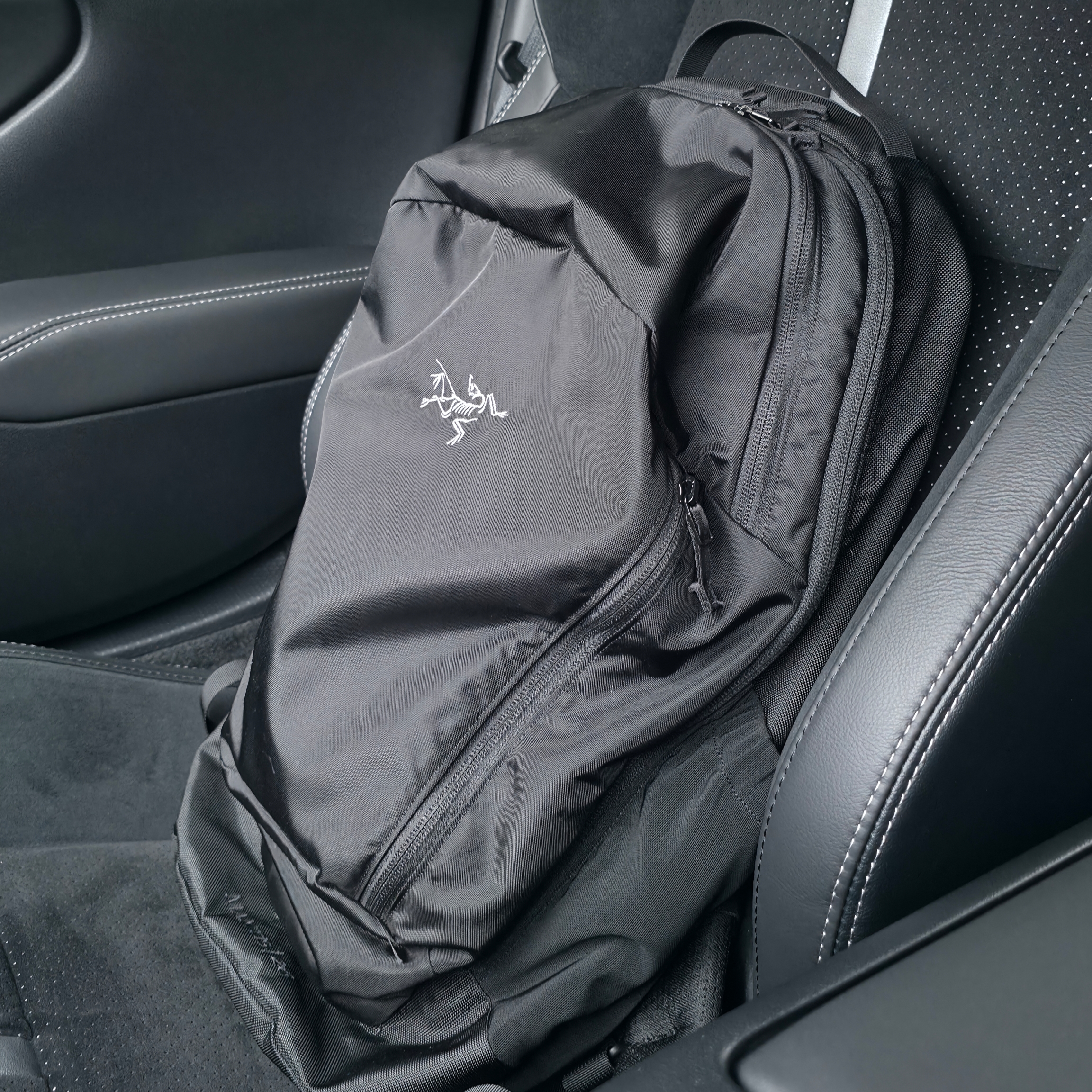 Arc'teryx Mantis 26 Backpack Black 착용 스타일
