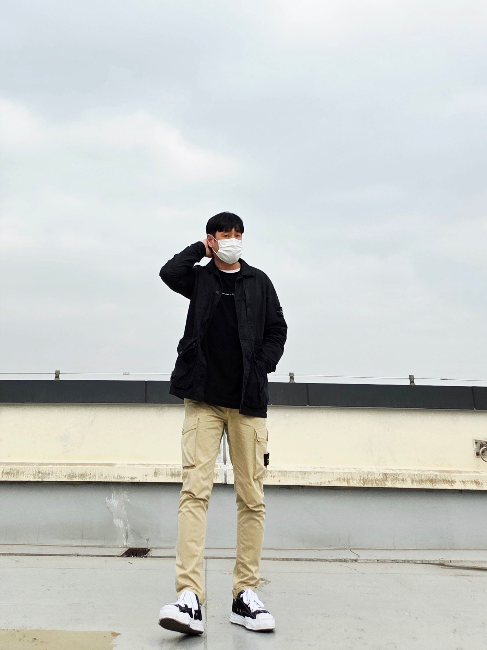 Maison Mihara Yasuhiro Hank OG Sole Canvas Low-top Sneakers Black, Stone Island 439WN Brushed Cotton Canvas Garment Dyed Old Effect Jacket Black - 22SS 착용 스타일 - 4