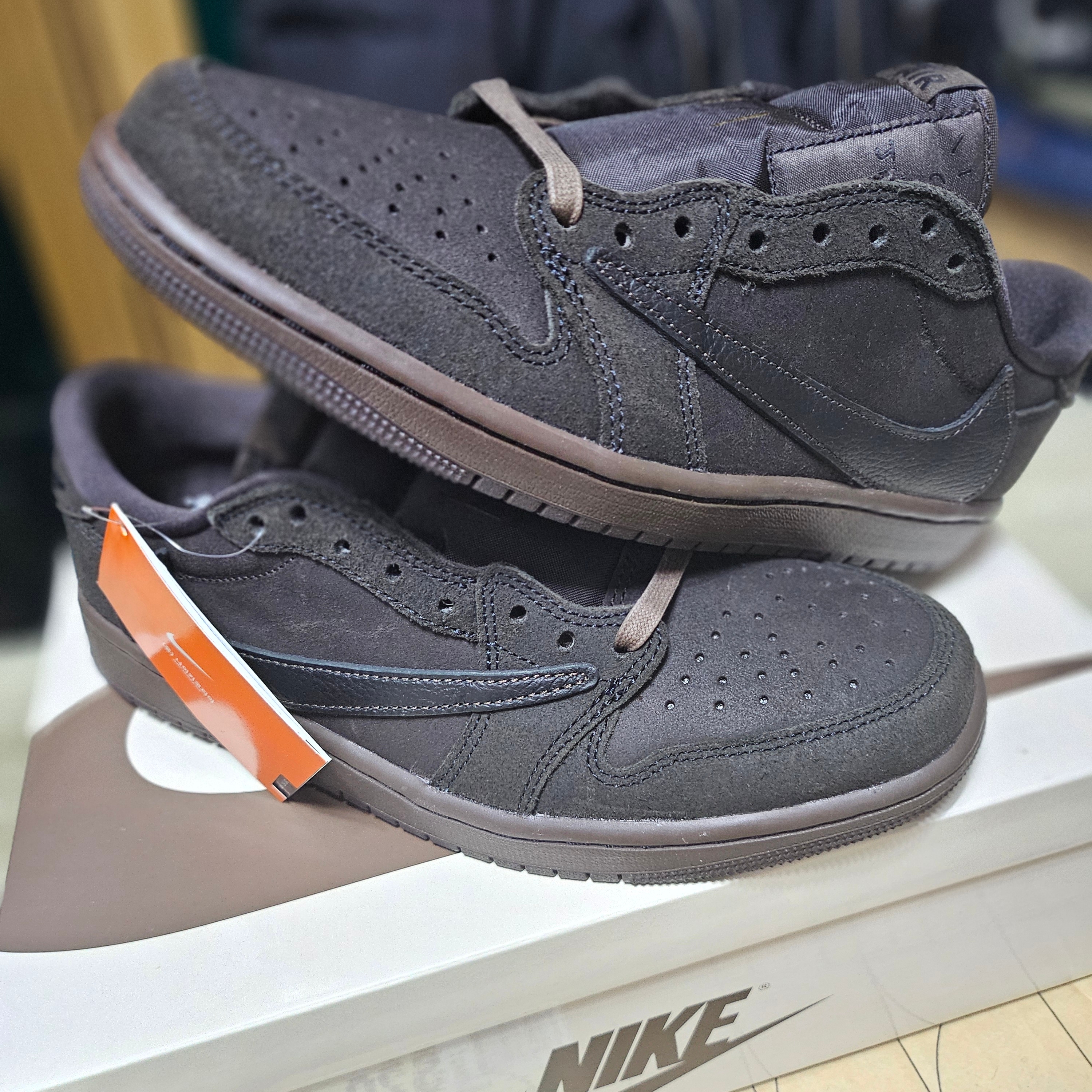 Jordan 1 x Travis Scott Retro Low OG SP Velvet Brown and Dark Mocha 착용 스타일 - 1