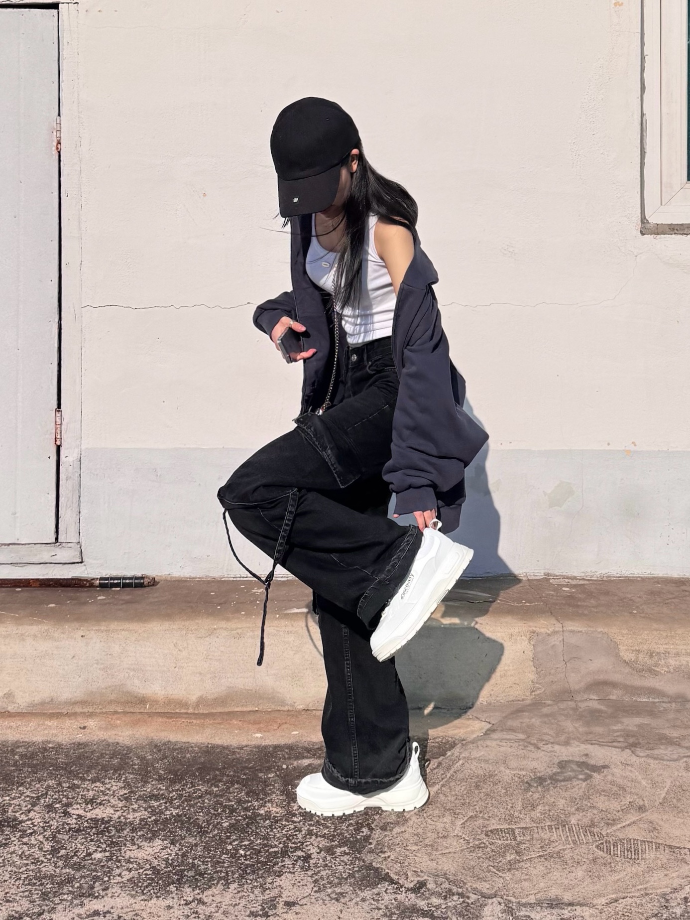 Yeezy Gap Engineered By Balenciaga Logo Cap Black, Yeezy YZY Zip-Up Hoodie Navy 착용 스타일 - 2