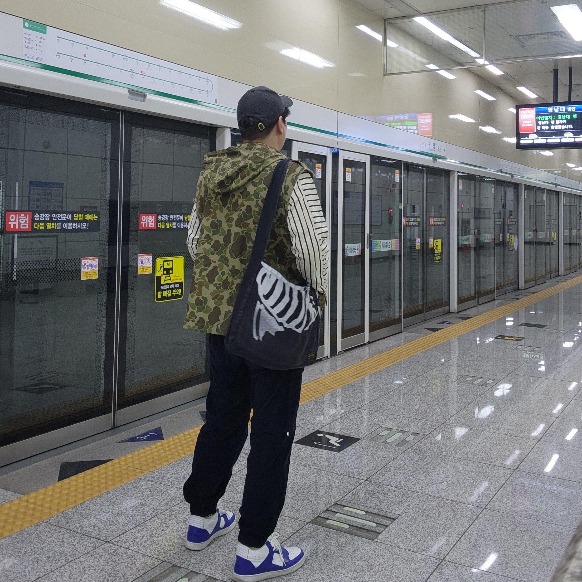 Kapital 14 oz. Denim Bone Print Book Bag Black, Celine CT-02 Mid Velcro Calfskin Sneakers White Black 착용 스타일 - 1