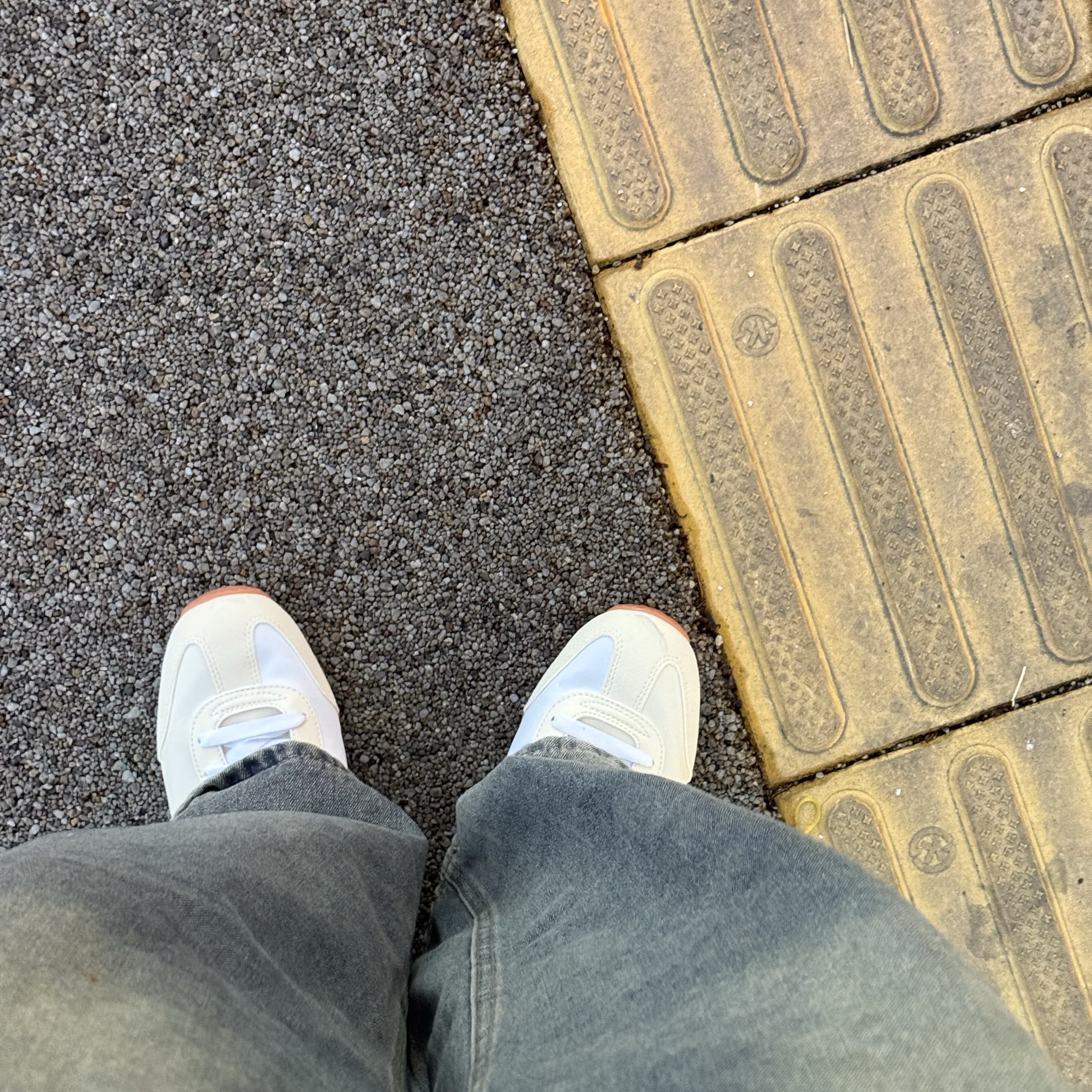 Adidas VS Jog 2.0 Wonder White Cloud White 착용 스타일