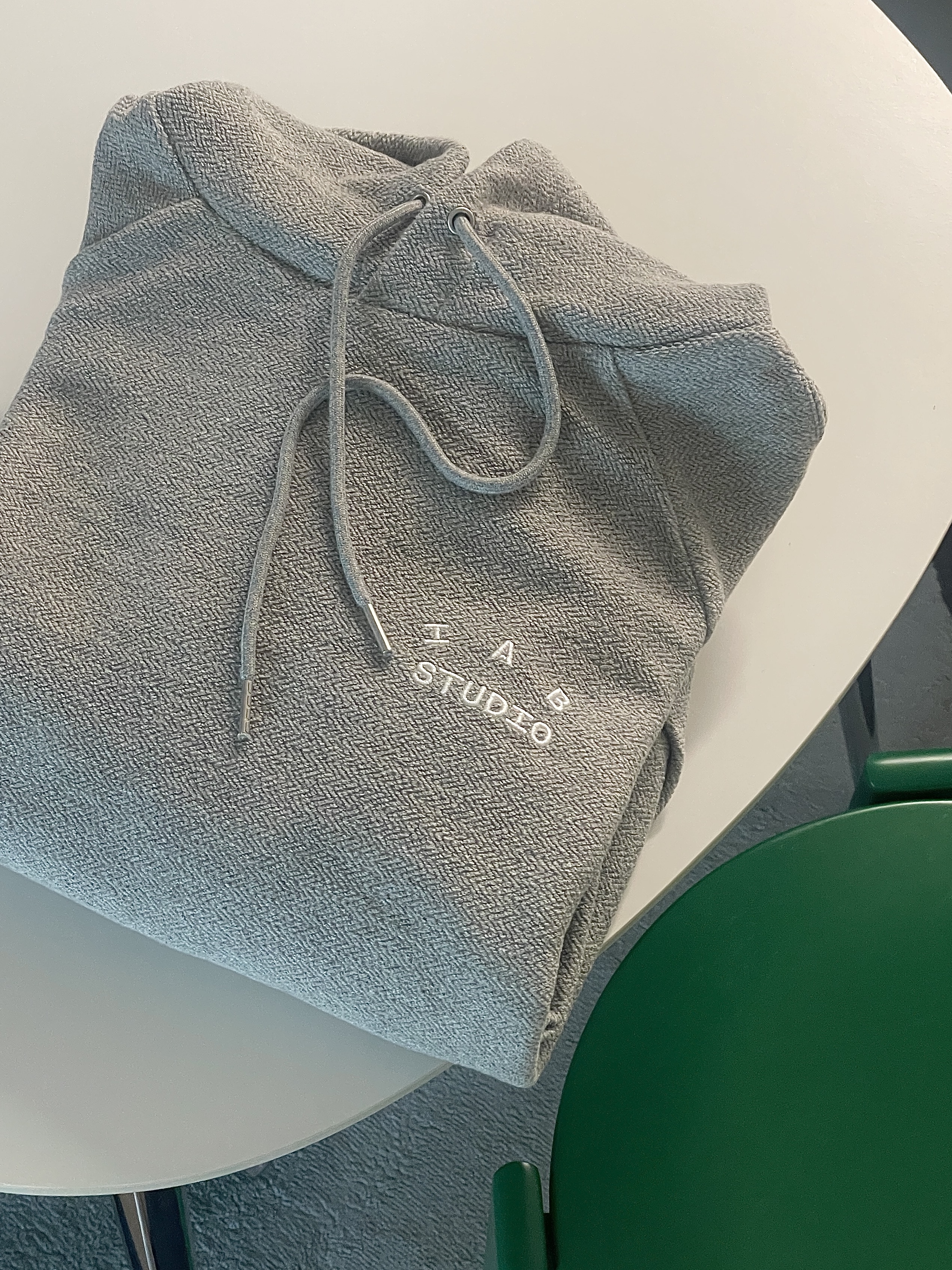 IAB Studio Herringbone Hoodie Gray White, G-DRAGON Ubermensch Official Light Stick 착용 스타일 - 1