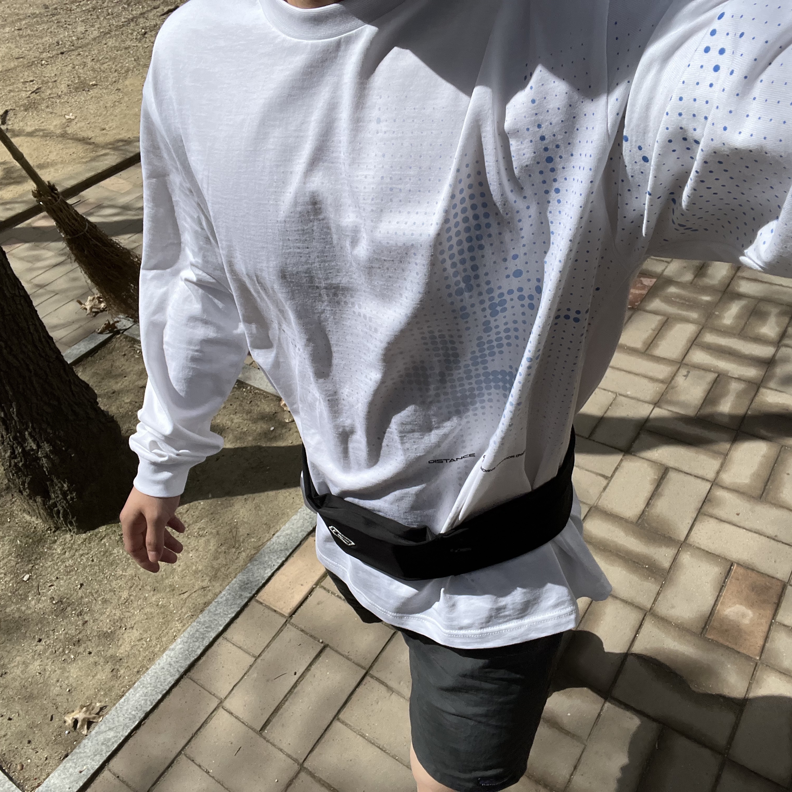 포스트 아카이브 팩션 (파프) x 온 러닝 x 디스턴스 서울 롱슬리브 티셔츠 화이트 착용 스타일