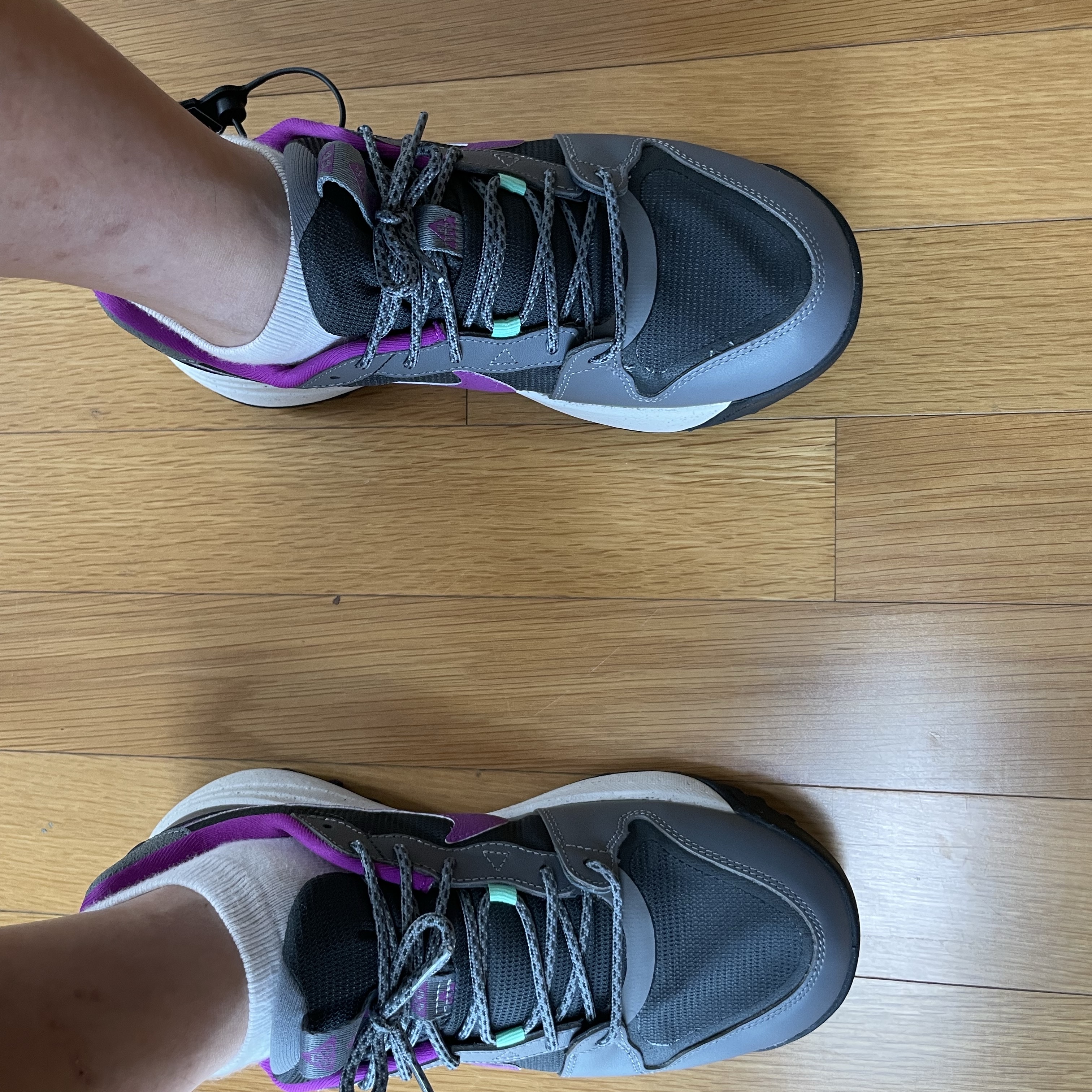 Nike ACG Lowcate Smoke Grey Vivid Purple 착용 스타일