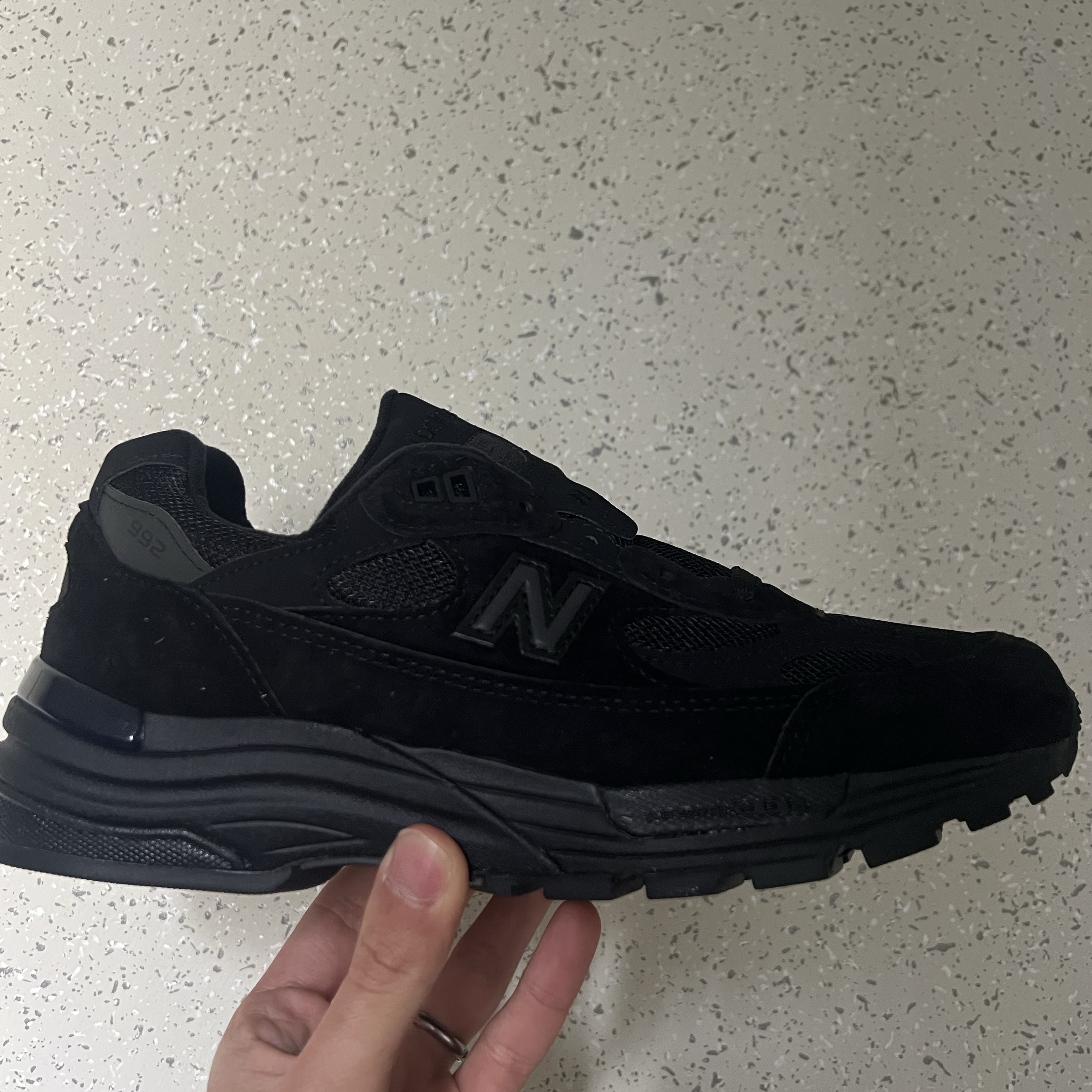 New Balance 992 Made in USA Core Black 착용 스타일 - 3