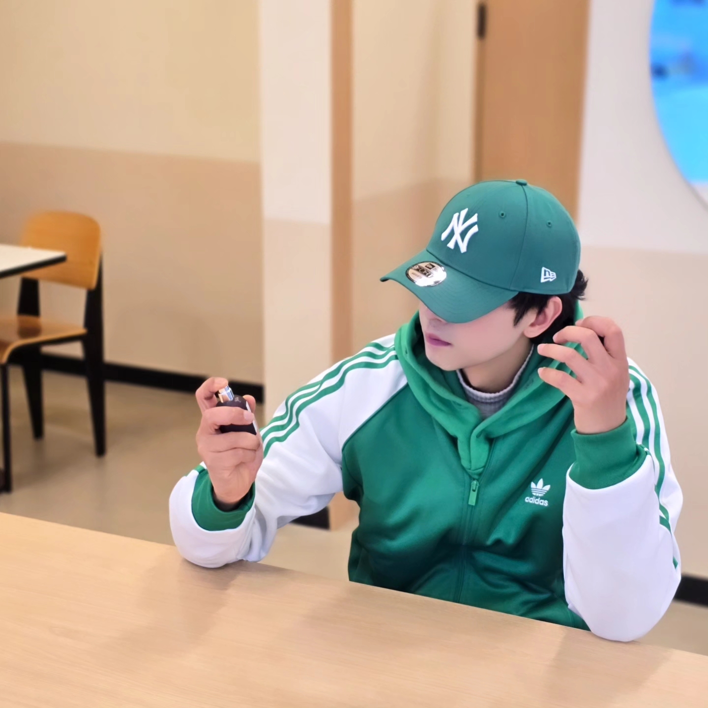 Adidas SST Track Top Wonder White Collegiate Green - KR Sizing, Adidas SST Track Top Wonder White Collegiate Green - US Sizing 착용 스타일 - 3