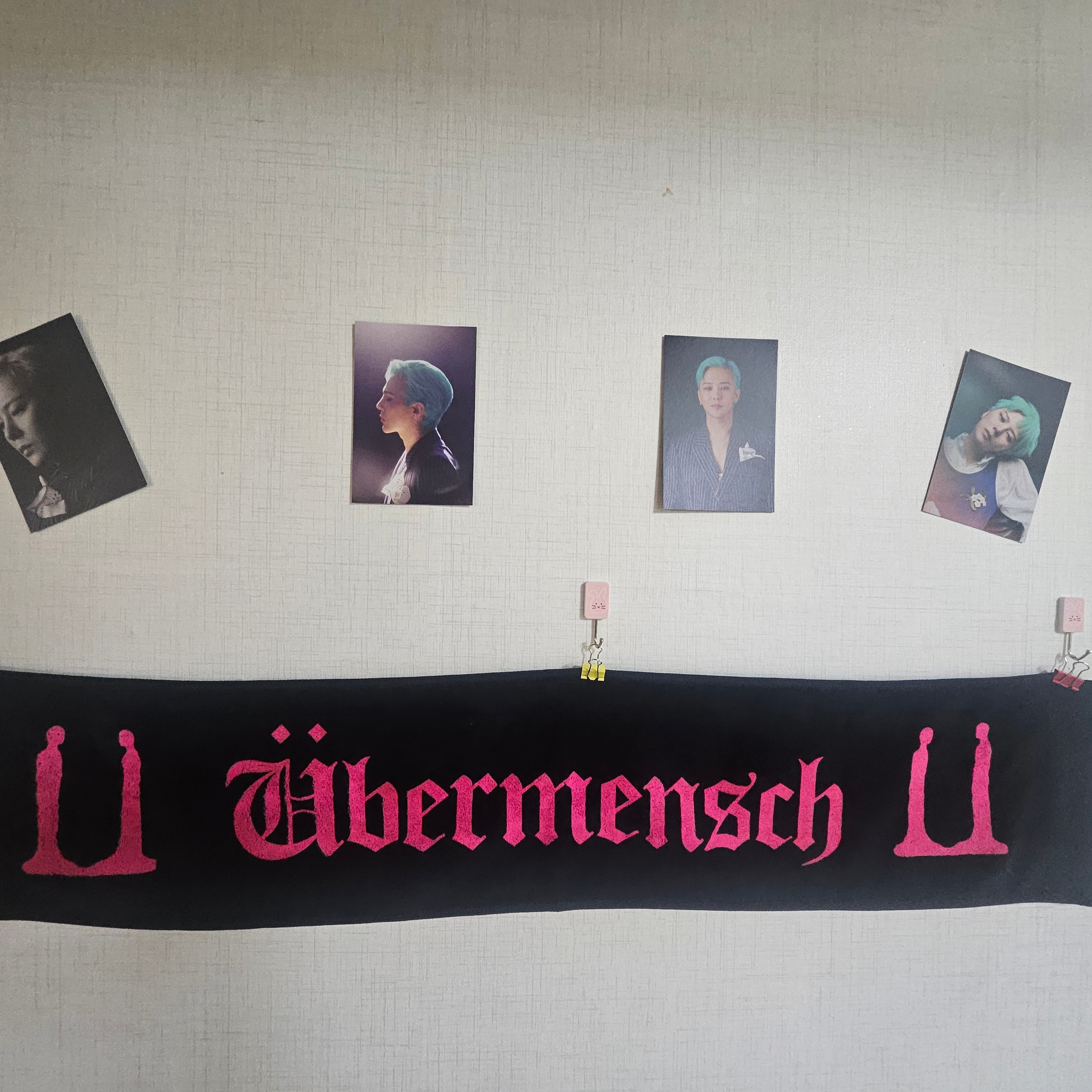 G-DRAGON Ubermensch Slogan Towel Pink 착용 스타일