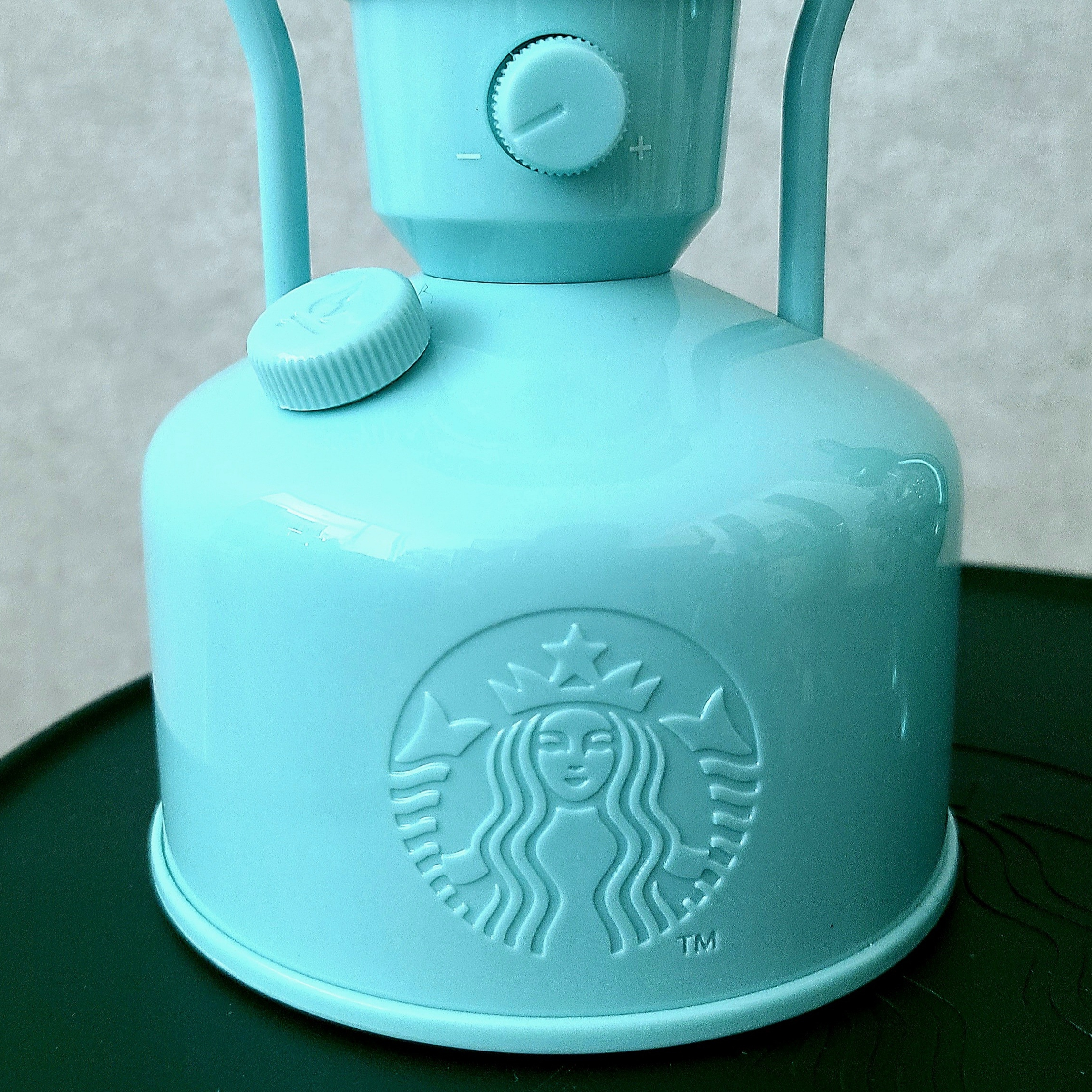 Starbucks Summer Night Singing Lantern Mint Blue (Korean Ver.), Starbucks x Helinox Side Table Green 착용 스타일 - 2