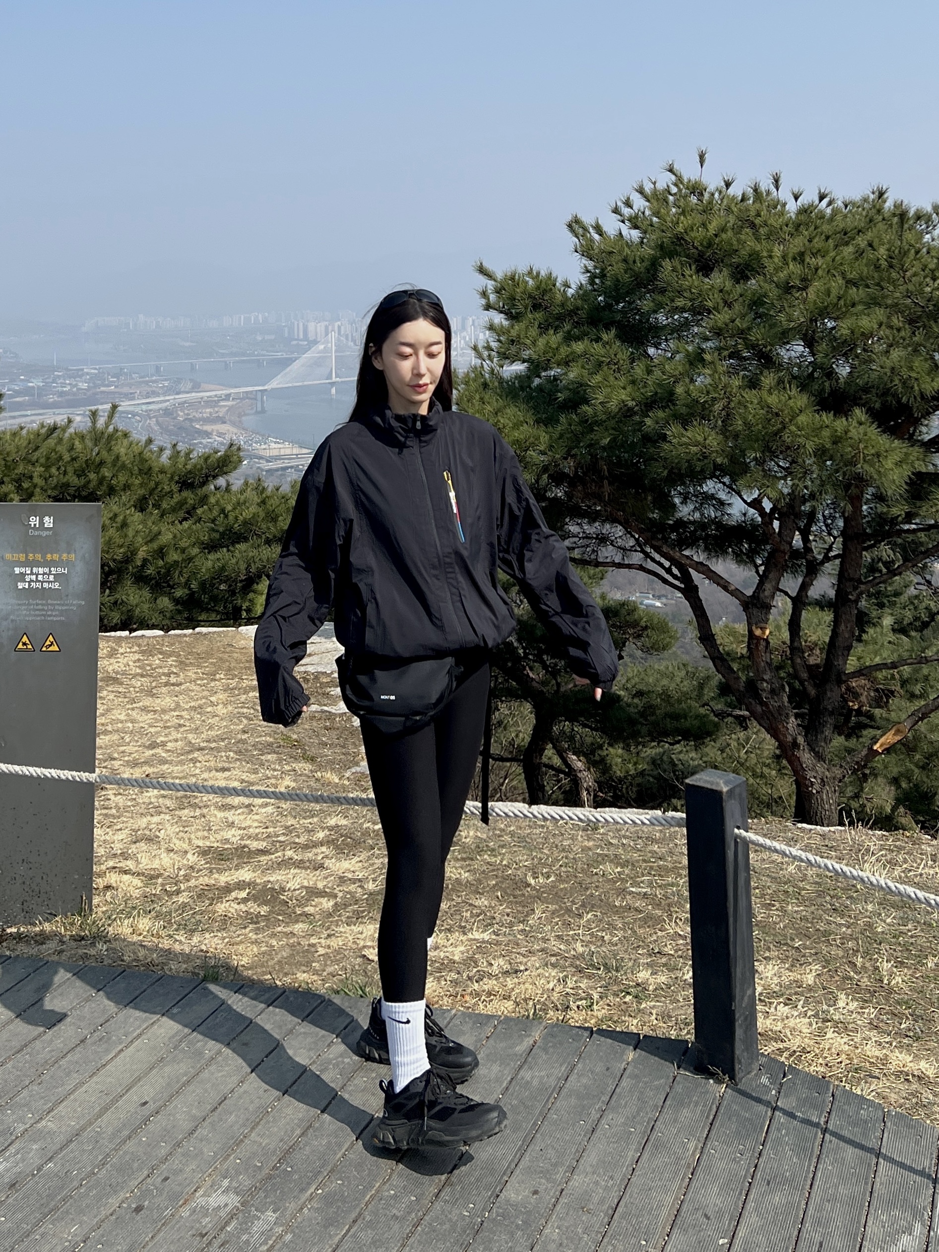 살로몬 모디세이 자켓 블랙, 살로몬 몽트 미니 크로스바디백 블랙 착용 스타일 - 3