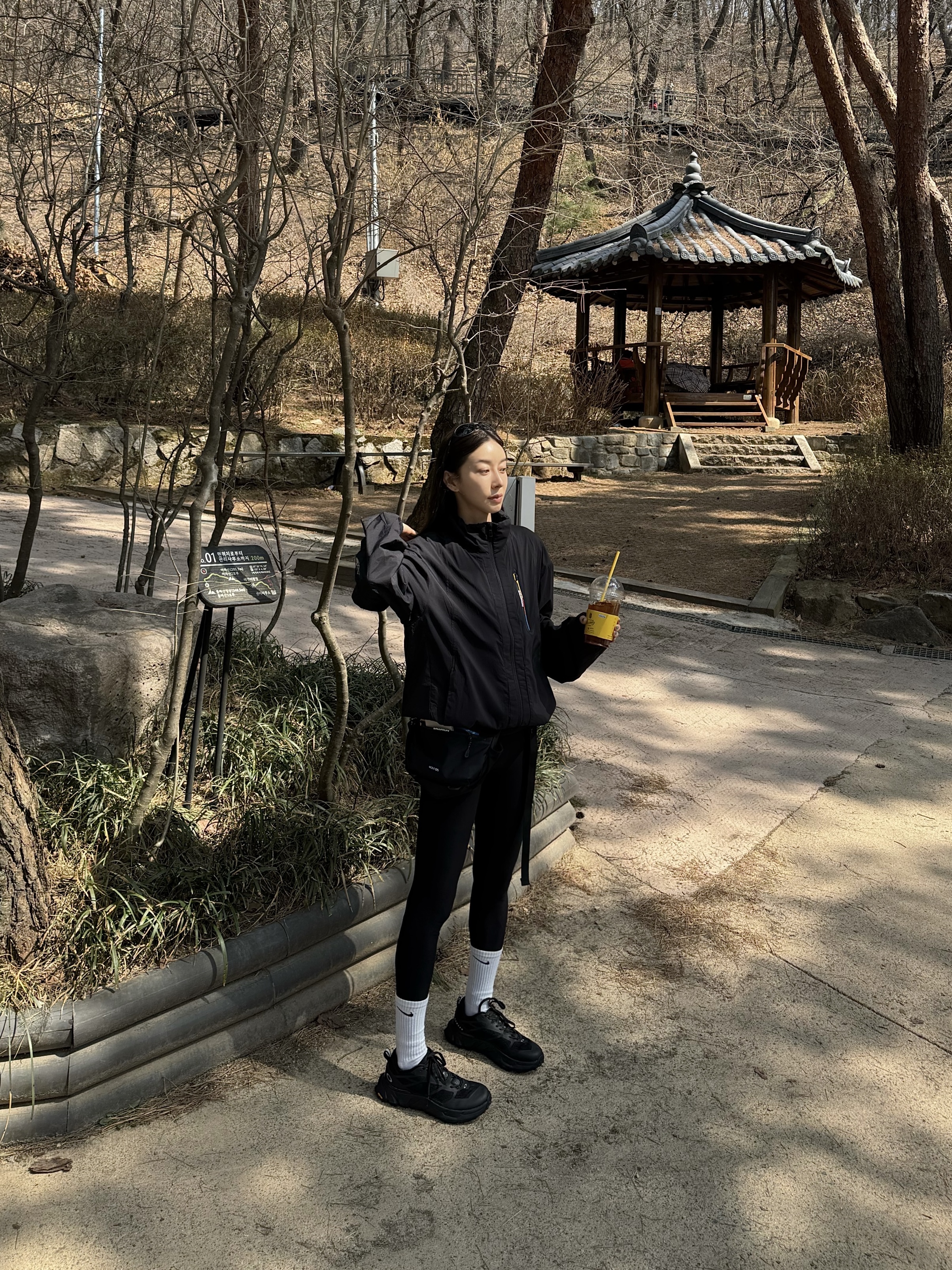 살로몬 모디세이 자켓 블랙, 살로몬 몽트 미니 크로스바디백 블랙 착용 스타일 - 1