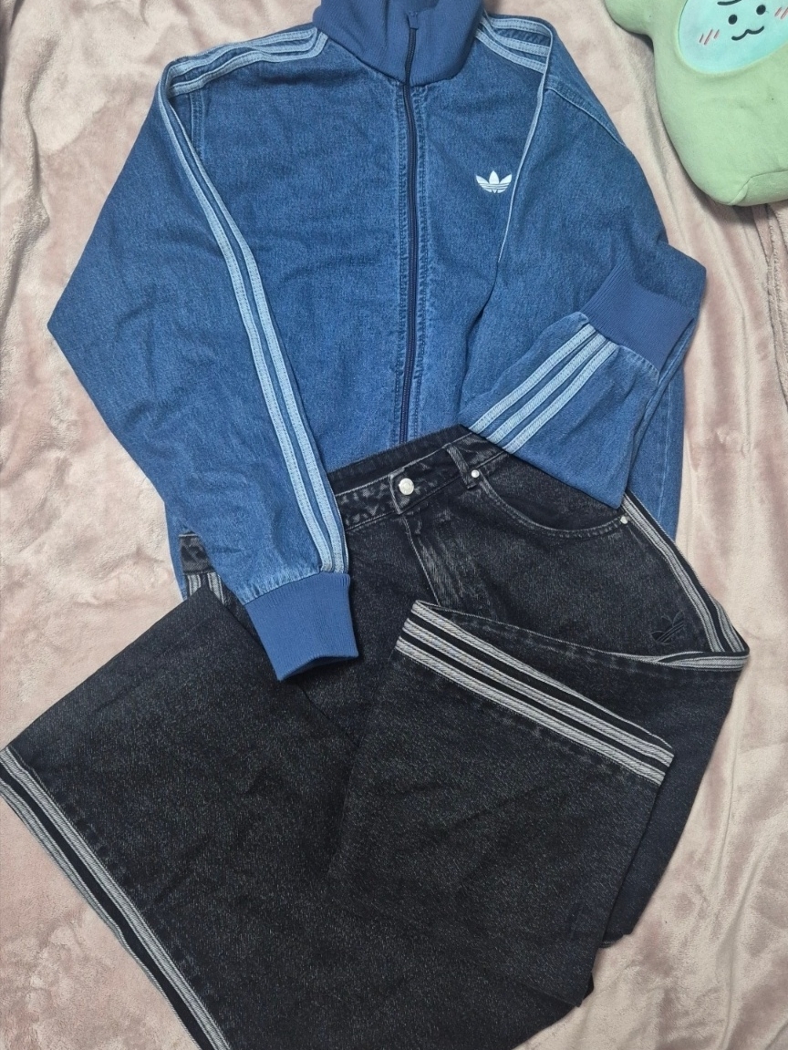 Adidas Adicolor Denim Firebird Track Top Medium Blue Denim - KR Sizing, Adidas Adicolor Denim Firebird Pants True Black Denim - KR Sizing 착용 스타일 - 1
