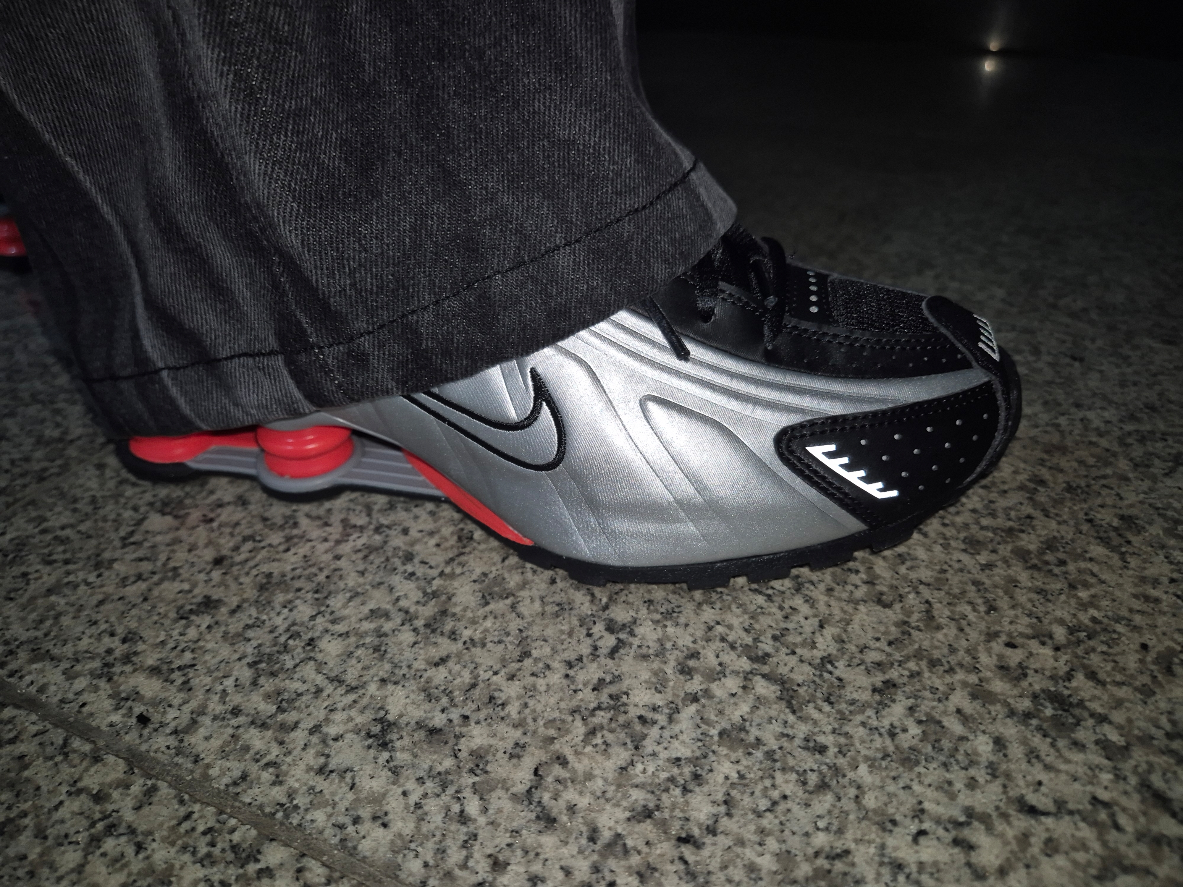Nike Shox R4 Metallic Silver Red 착용 스타일 - 1