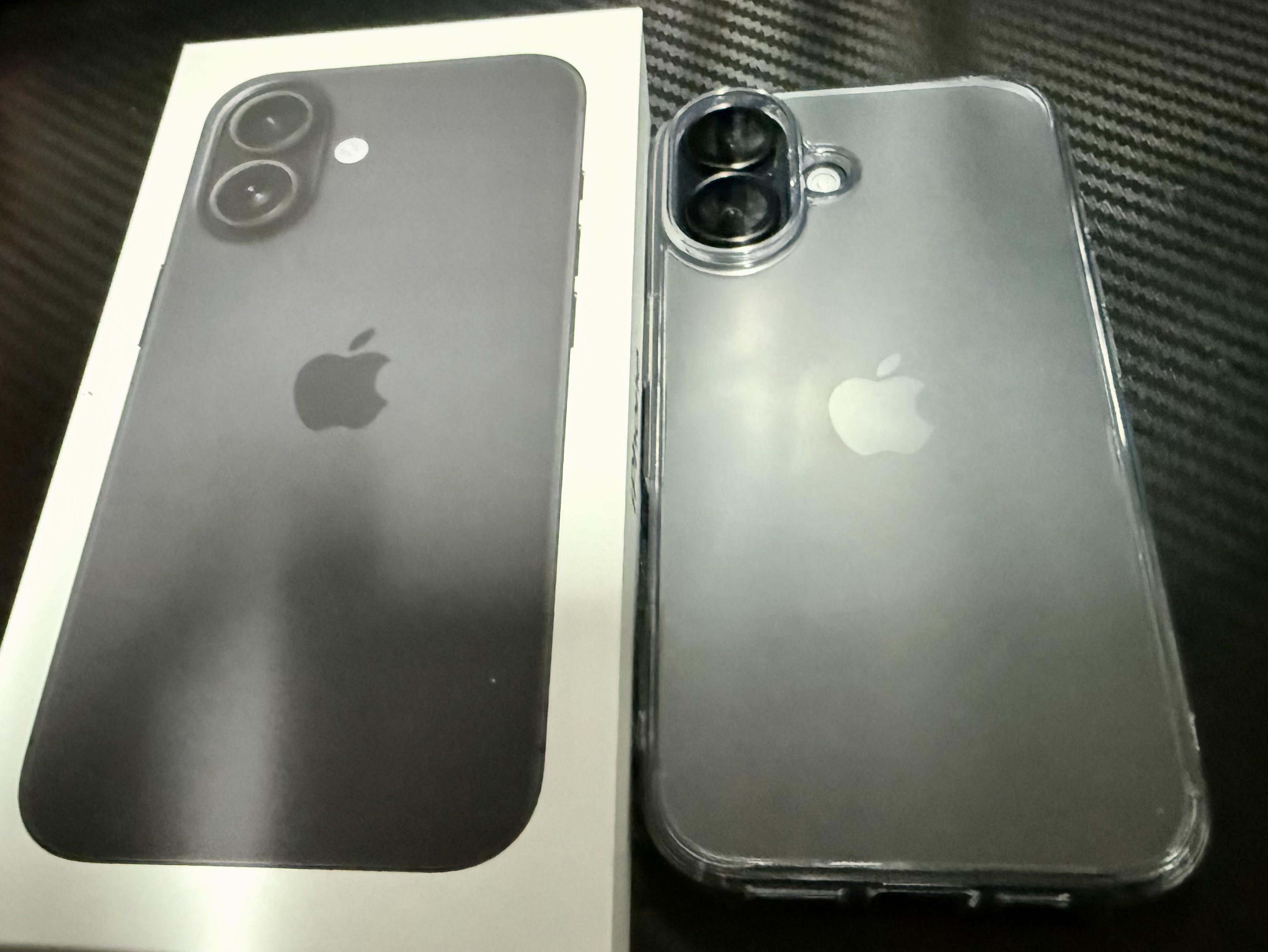 Apple iPhone 16 128GB Black 착용 스타일